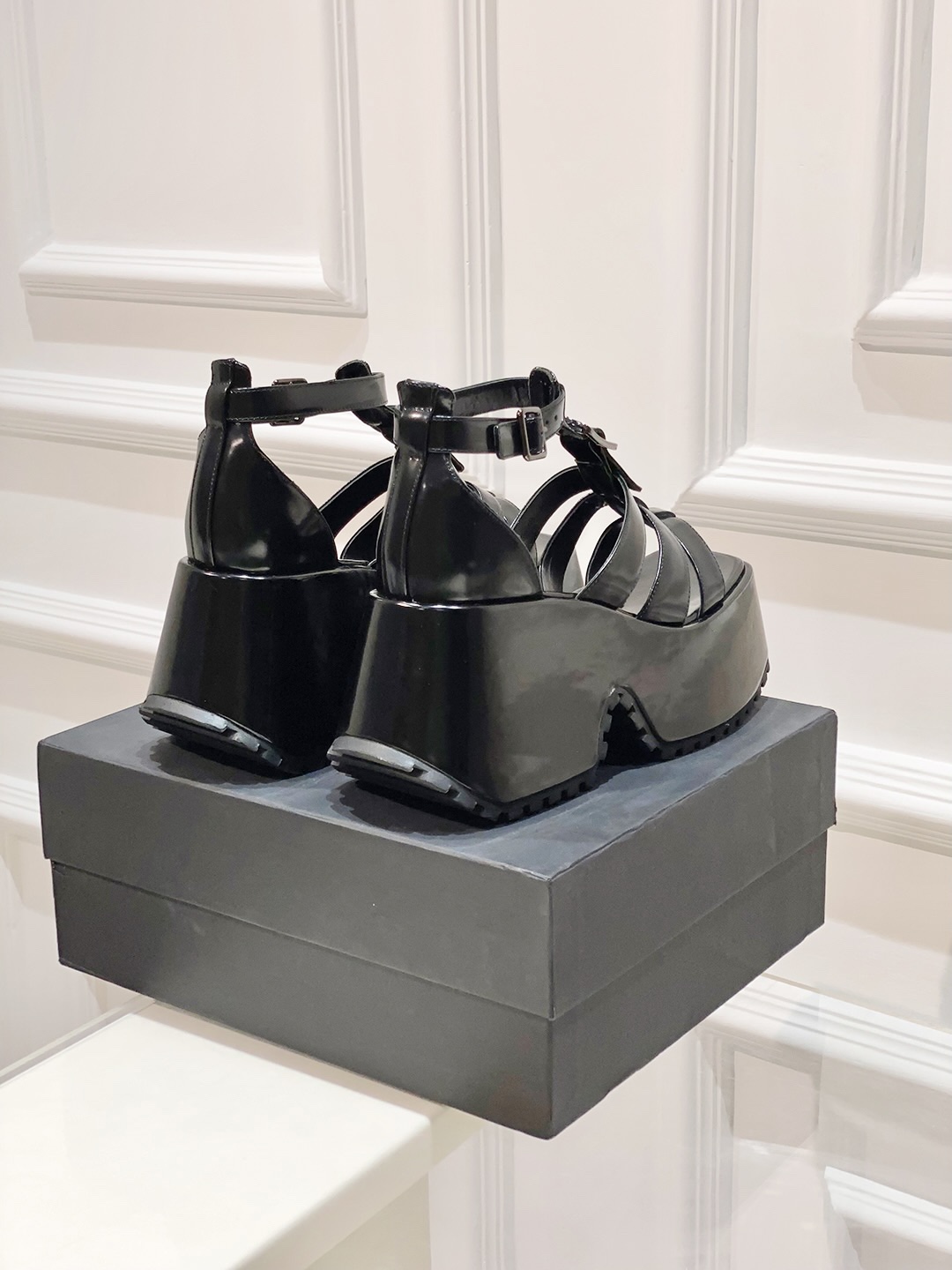 Fashion Trends: Sandal-Themed Footwear with Thick Soles and Velvet Resistance - 图片 6