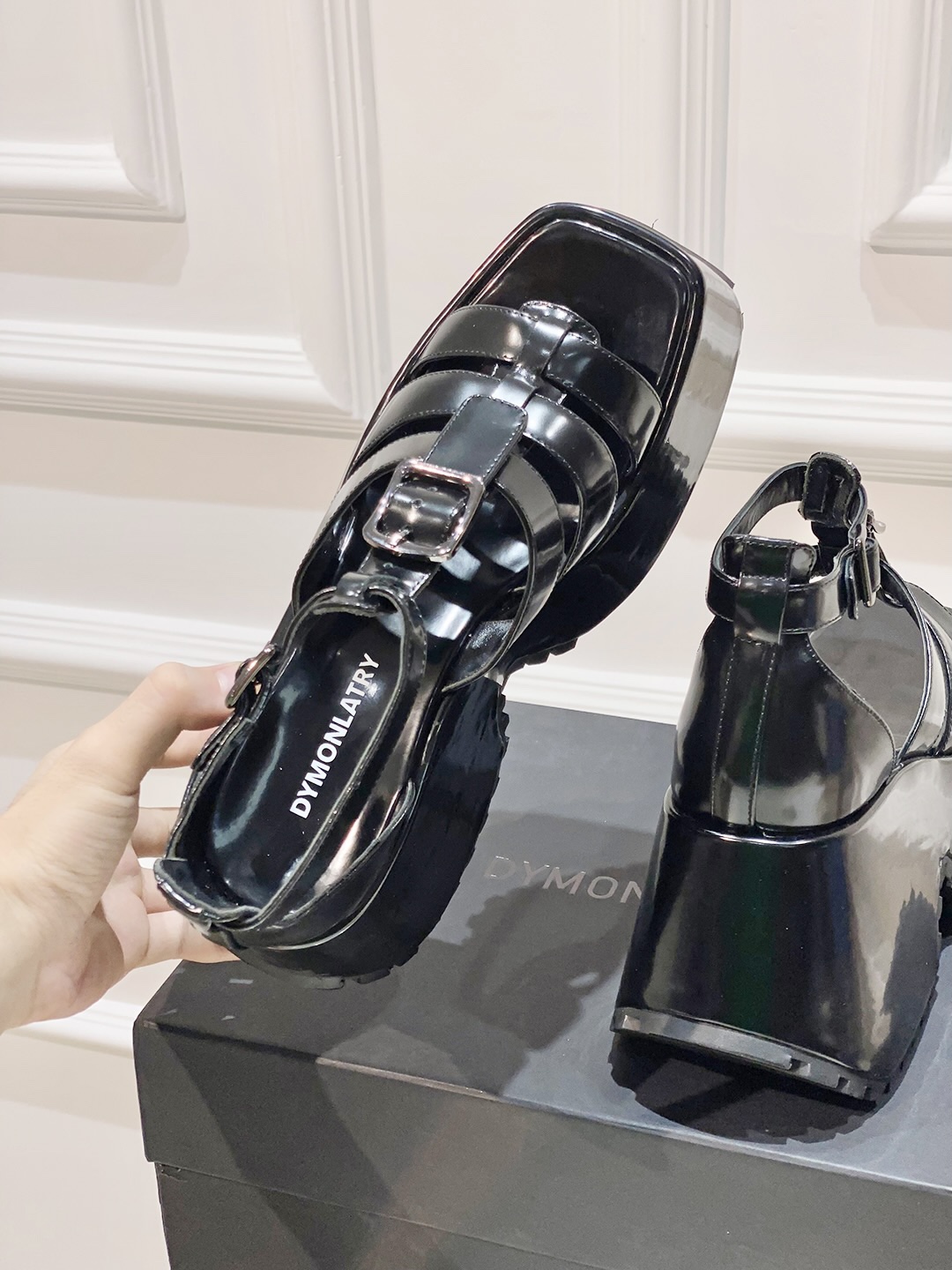 Fashion Trends: Sandal-Themed Footwear with Thick Soles and Velvet Resistance - 图片 7
