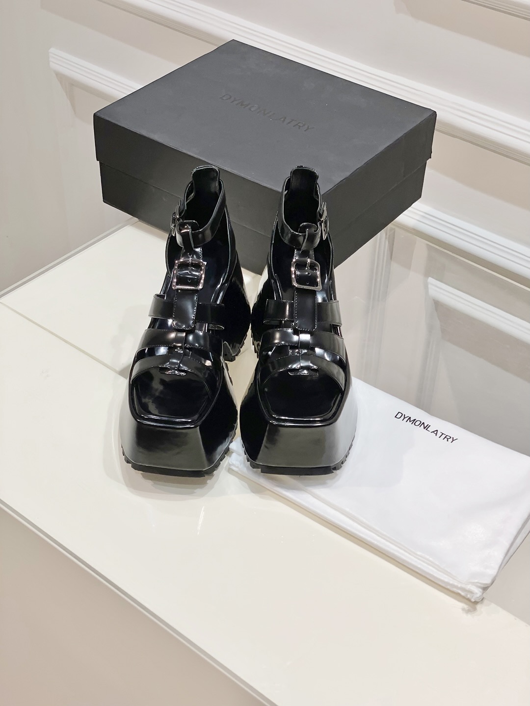 Fashion Trends: Sandal-Themed Footwear with Thick Soles and Velvet Resistance - 图片 3