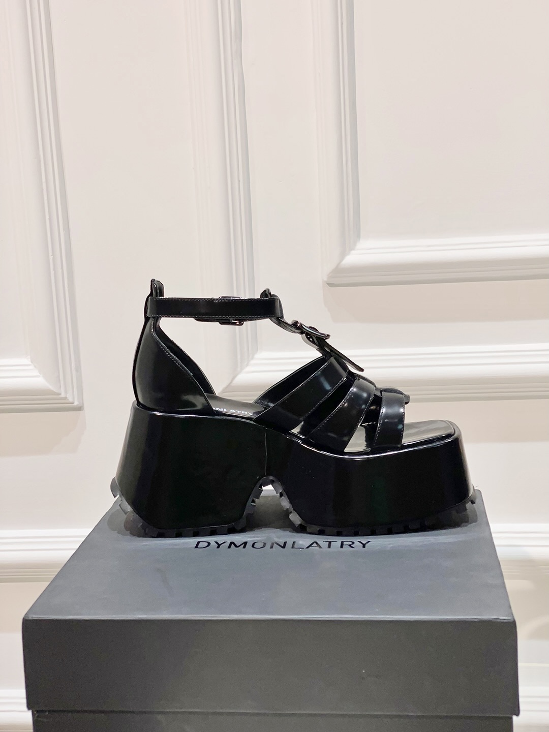 Fashion Trends: Sandal-Themed Footwear with Thick Soles and Velvet Resistance - 图片 5