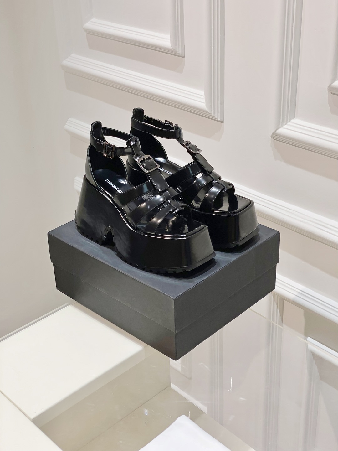 Fashion Trends: Sandal-Themed Footwear with Thick Soles and Velvet Resistance