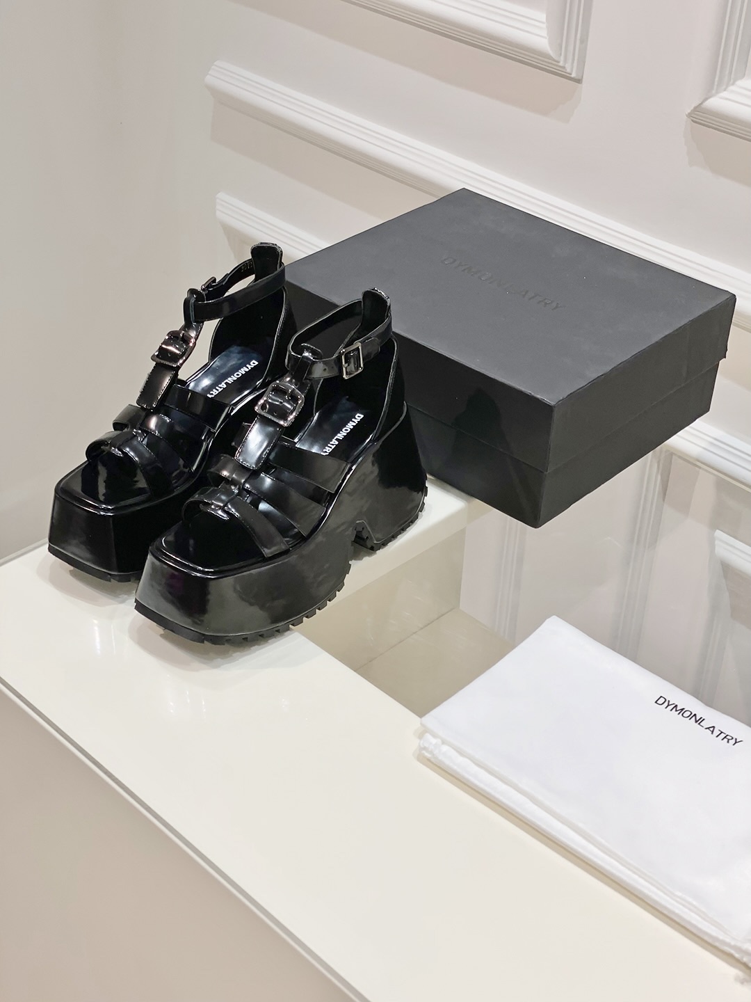 Fashion Trends: Sandal-Themed Footwear with Thick Soles and Velvet Resistance - 图片 2