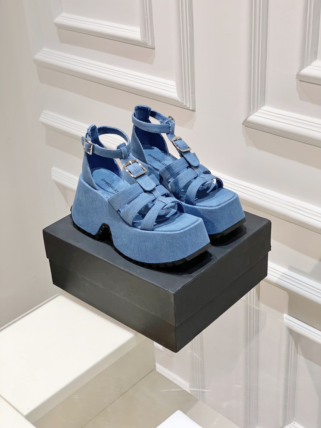 Fashion Trends: Sandal Atmosphere and Knit Design in Footwear Industry