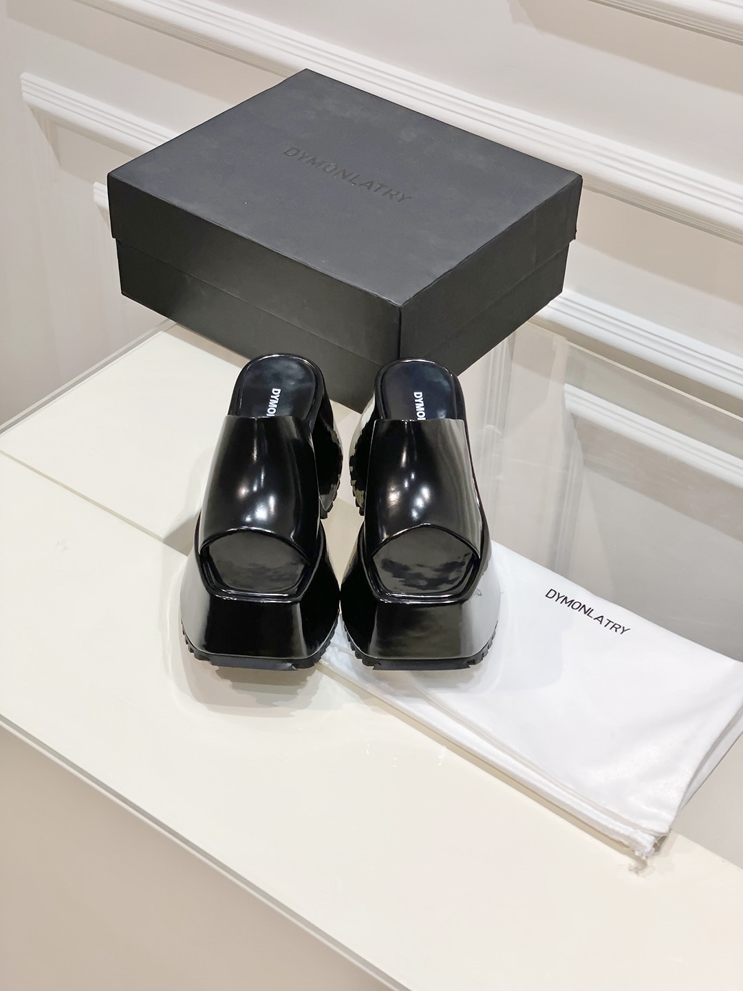 Thick Atmosphere Sandals Trend in P600 DYMLATY Fashion Industry - 图片 3