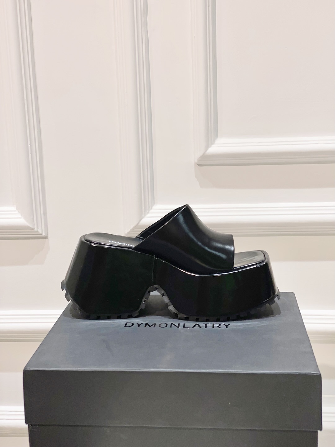 Thick Atmosphere Sandals Trend in P600 DYMLATY Fashion Industry - 图片 4