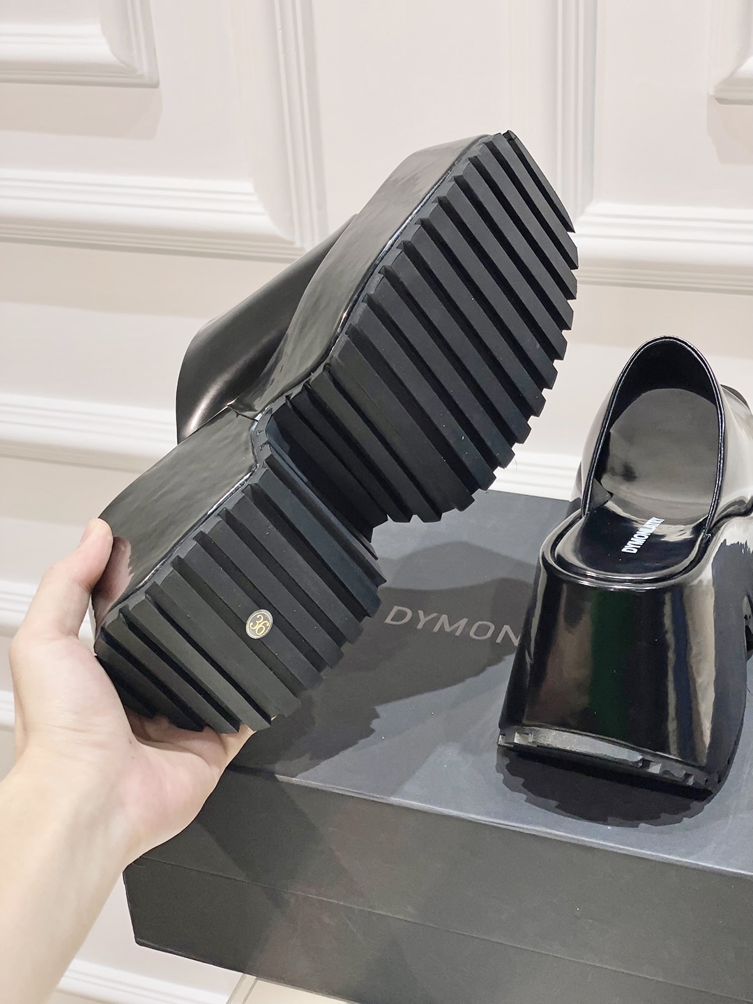 Thick Atmosphere Sandals Trend in P600 DYMLATY Fashion Industry - 图片 8