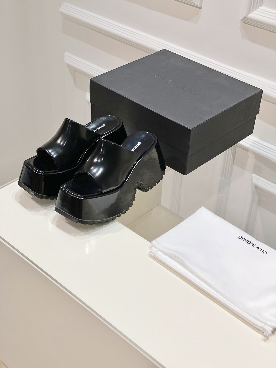 Thick Atmosphere Sandals Trend in P600 DYMLATY Fashion Industry - 图片 2