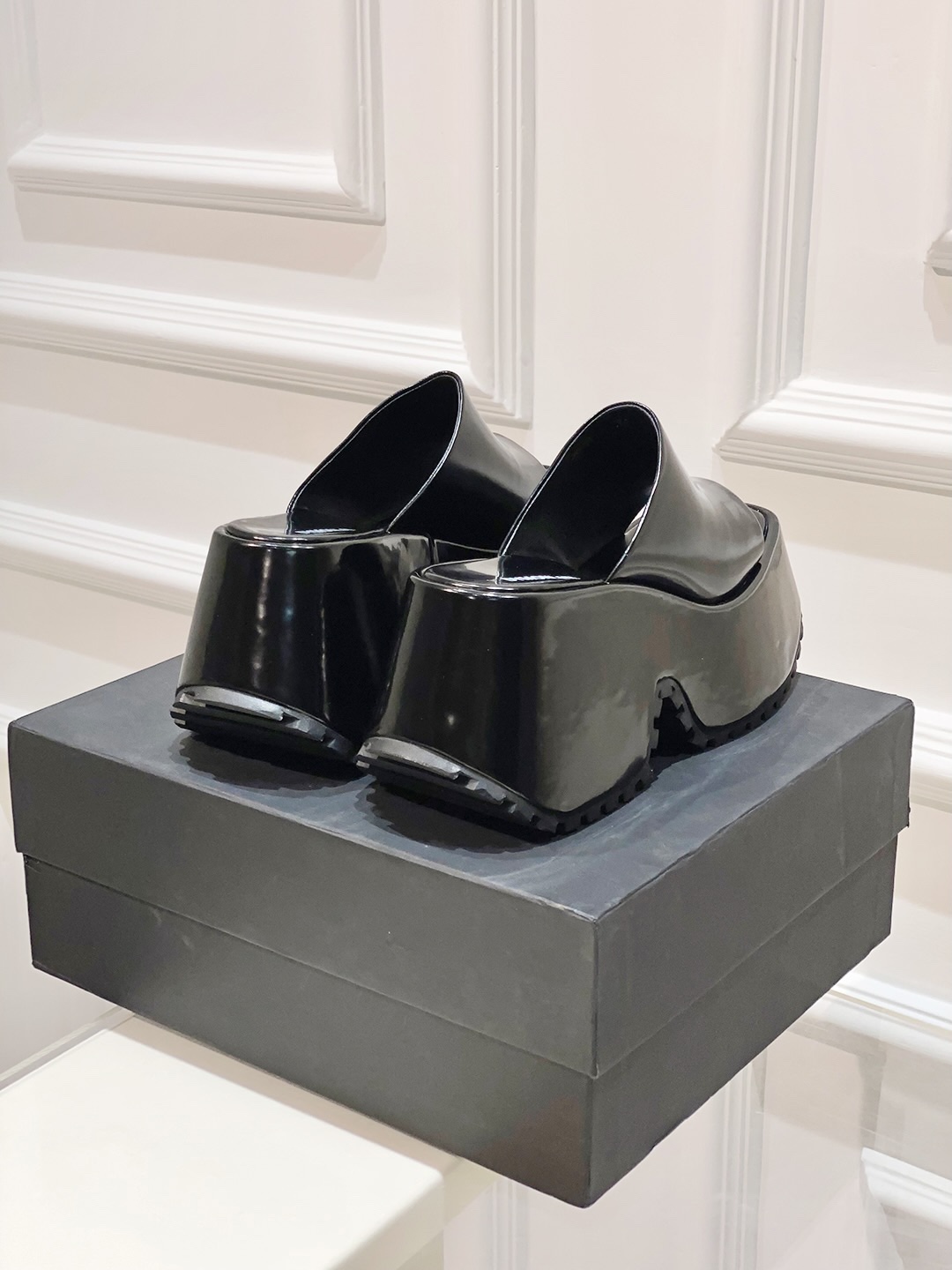 Thick Atmosphere Sandals Trend in P600 DYMLATY Fashion Industry - 图片 5