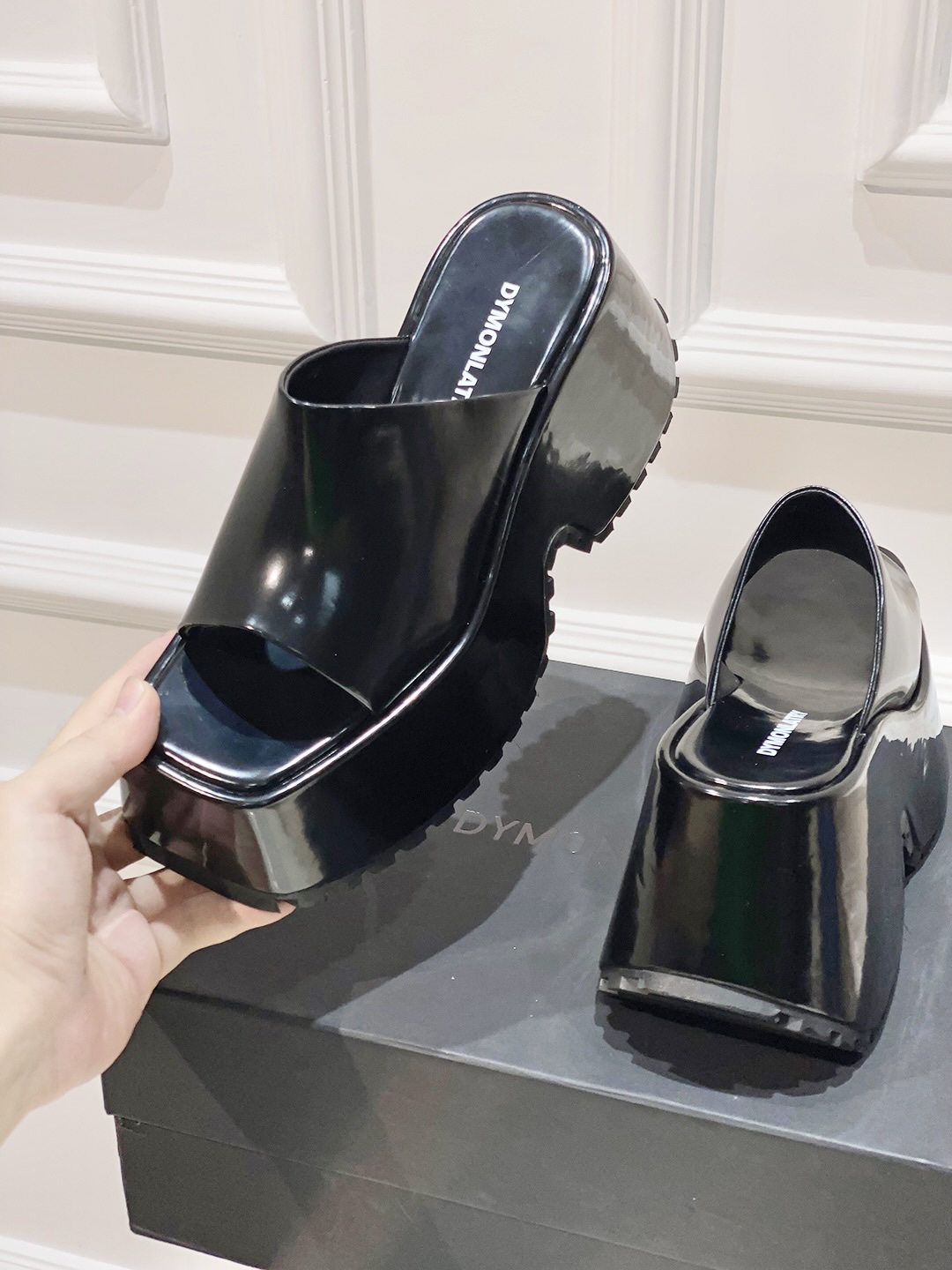 Thick Atmosphere Sandals Trend in P600 DYMLATY Fashion Industry - 图片 7