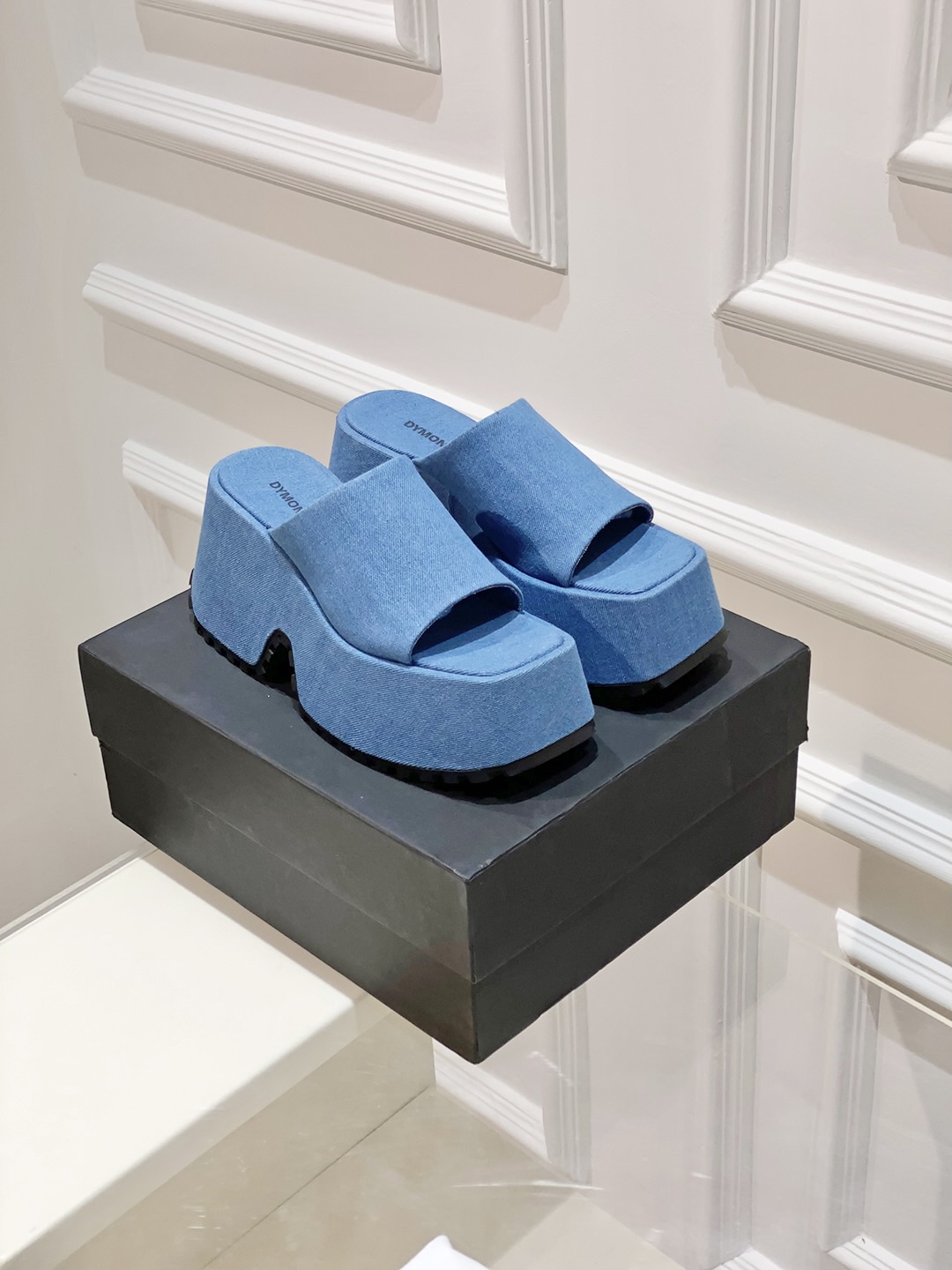 Thick Atmosphere of Sandals in P600 DYMLATY Fashion Trends