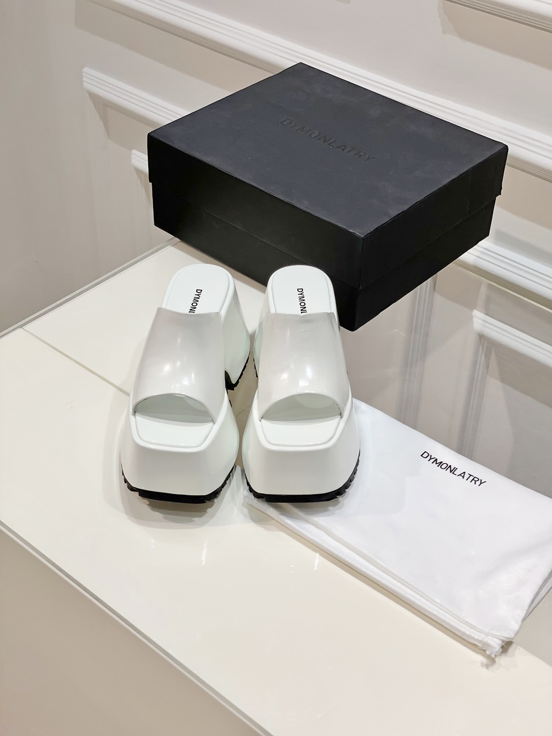 Thick Atmosphere of Sandals: P600 DYMLATY Fashion Trends in Footwear Industry - 图片 3