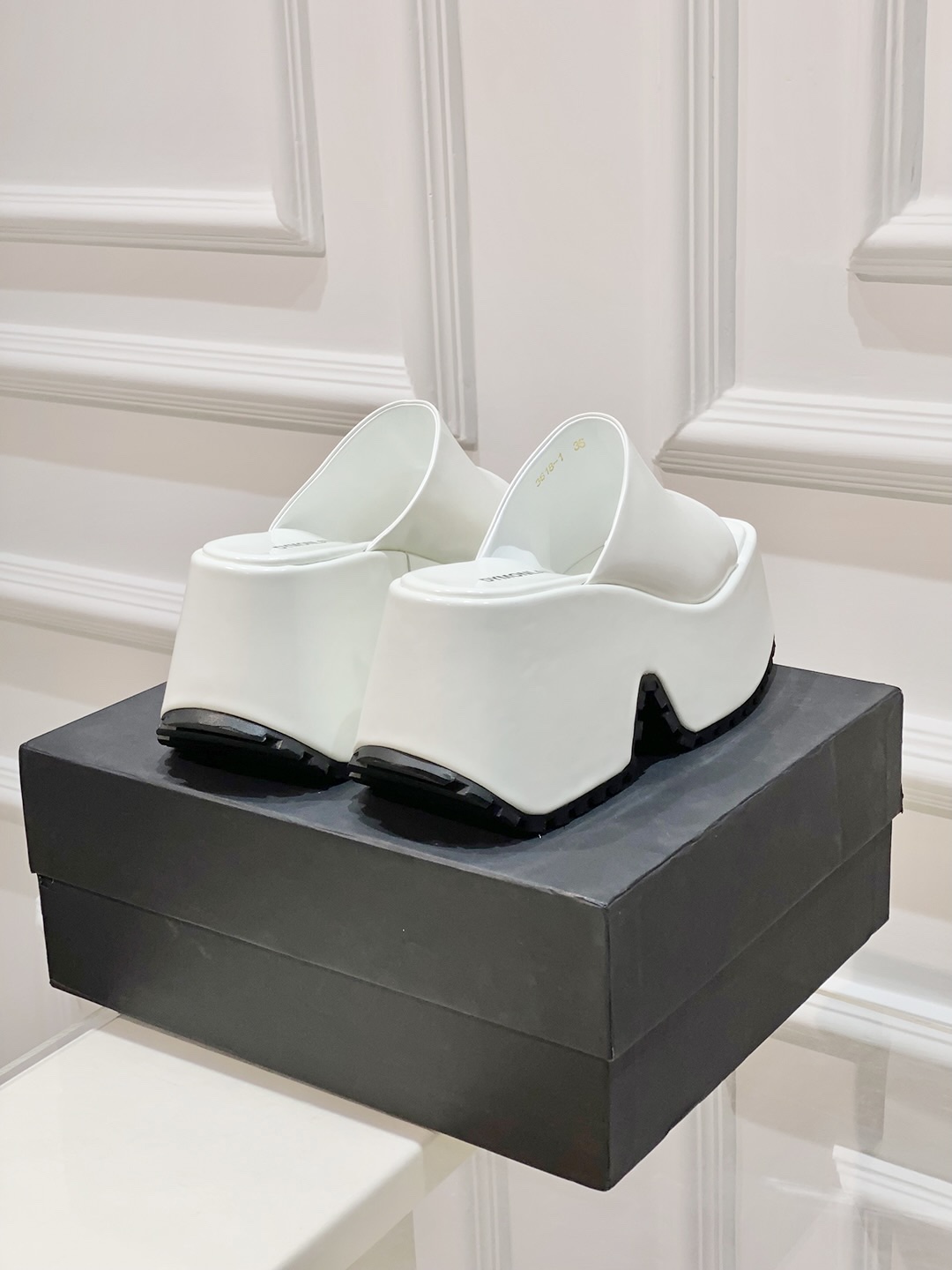 Thick Atmosphere of Sandals: P600 DYMLATY Fashion Trends in Footwear Industry - 图片 6