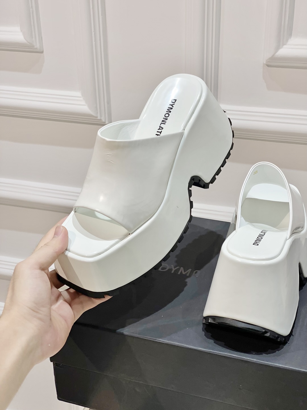 Thick Atmosphere of Sandals: P600 DYMLATY Fashion Trends in Footwear Industry - 图片 8