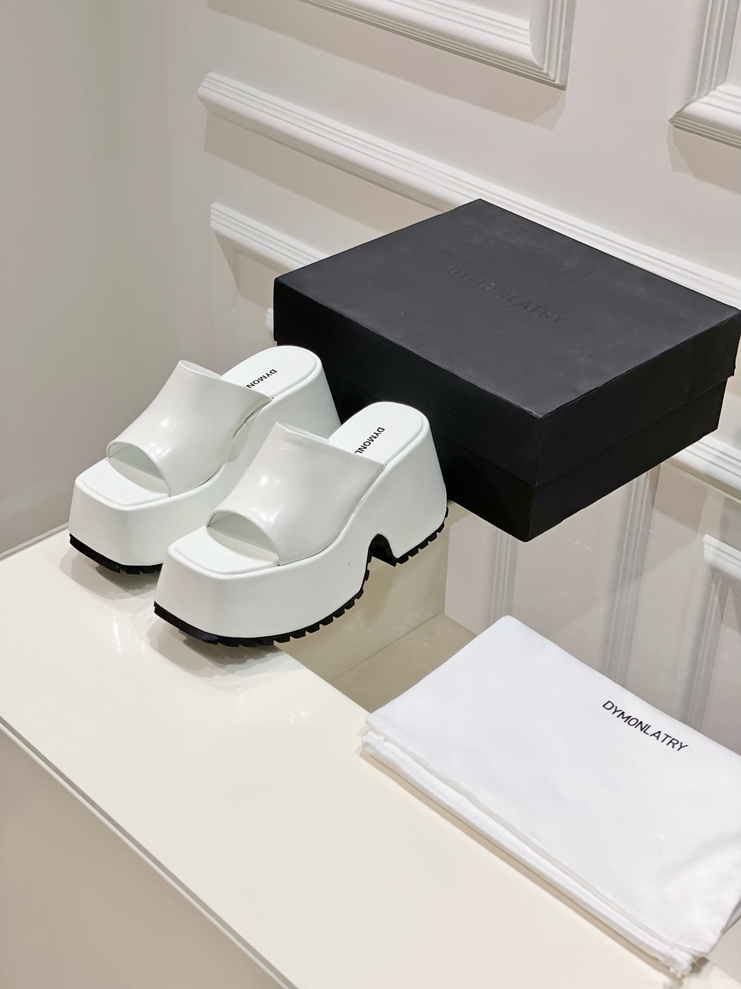 Thick Atmosphere of Sandals: P600 DYMLATY Fashion Trends in Footwear Industry - 图片 2
