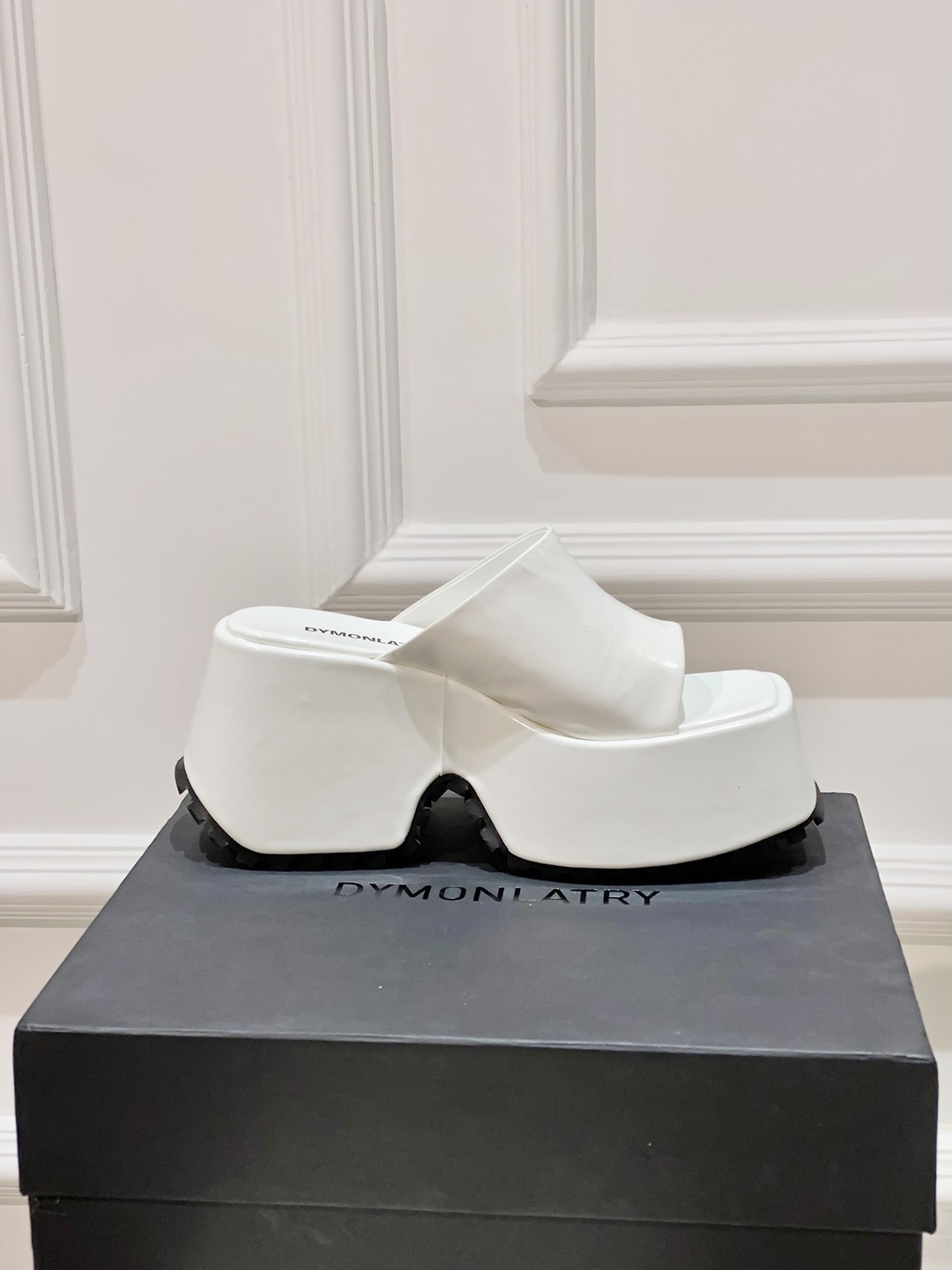 Thick Atmosphere of Sandals: P600 DYMLATY Fashion Trends in Footwear Industry - 图片 5
