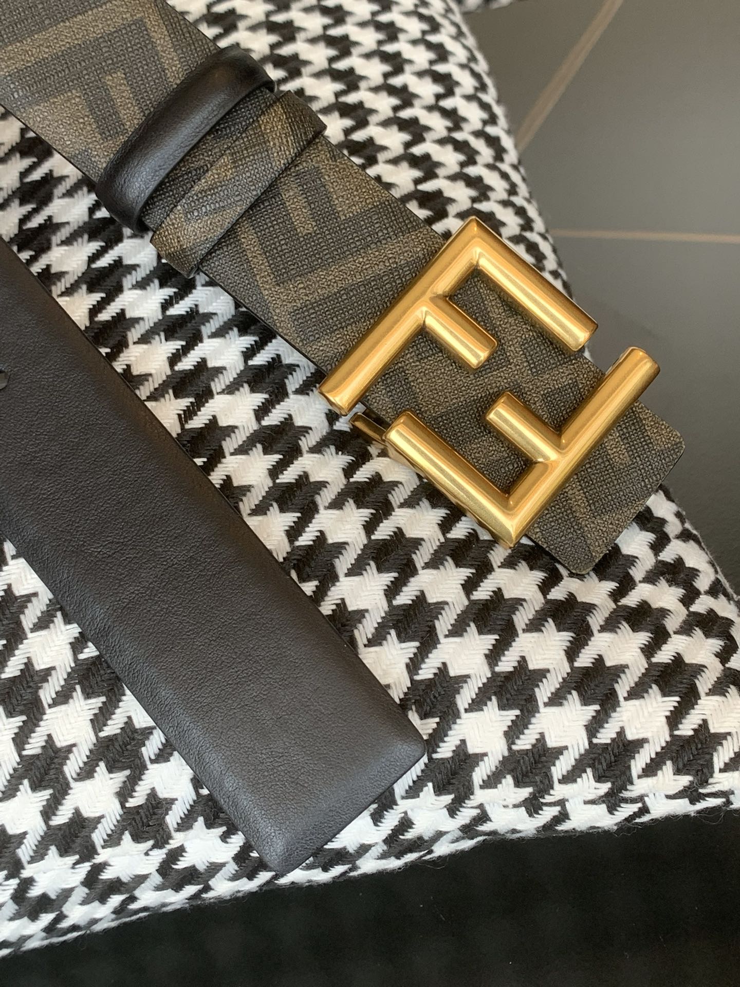 Fendi 同步礼盒 芬迪 FENDI 金双F标志 意大利进口牛皮，BAGUETTE系列 𝟑.𝟓𝐜𝐦宽度，镀钯皮带扣附链扣