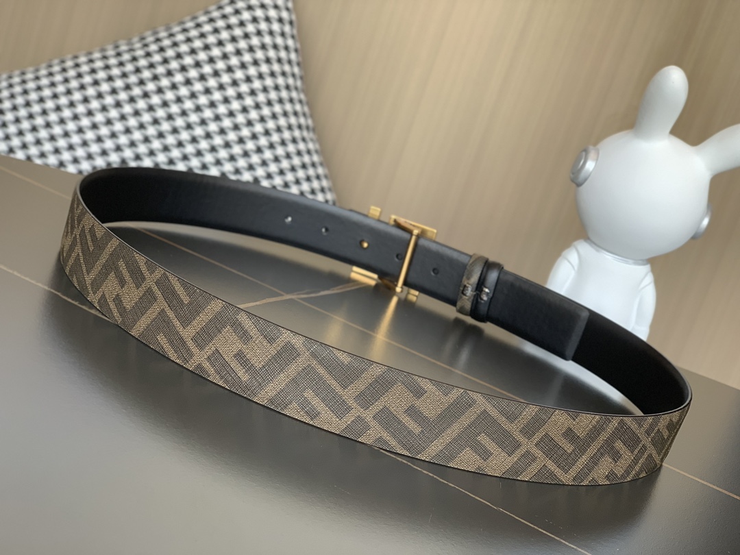 Fendi 同步礼盒 芬迪 FENDI 金双F标志 意大利进口牛皮，BAGUETTE系列 𝟑.𝟓𝐜𝐦宽度，镀钯皮带扣附链扣