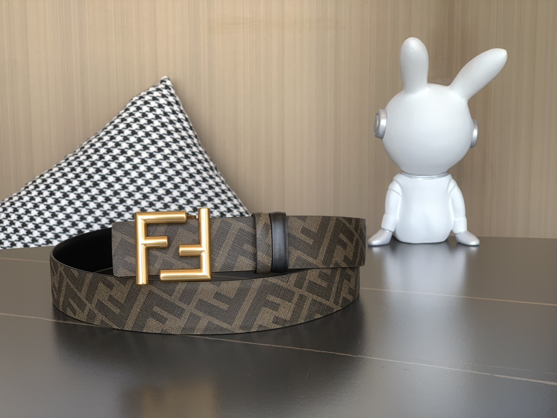 Fendi 同步礼盒 芬迪 FENDI 金双F标志 意大利进口牛皮，BAGUETTE系列 𝟑.𝟓𝐜𝐦宽度，镀钯皮带扣附链扣