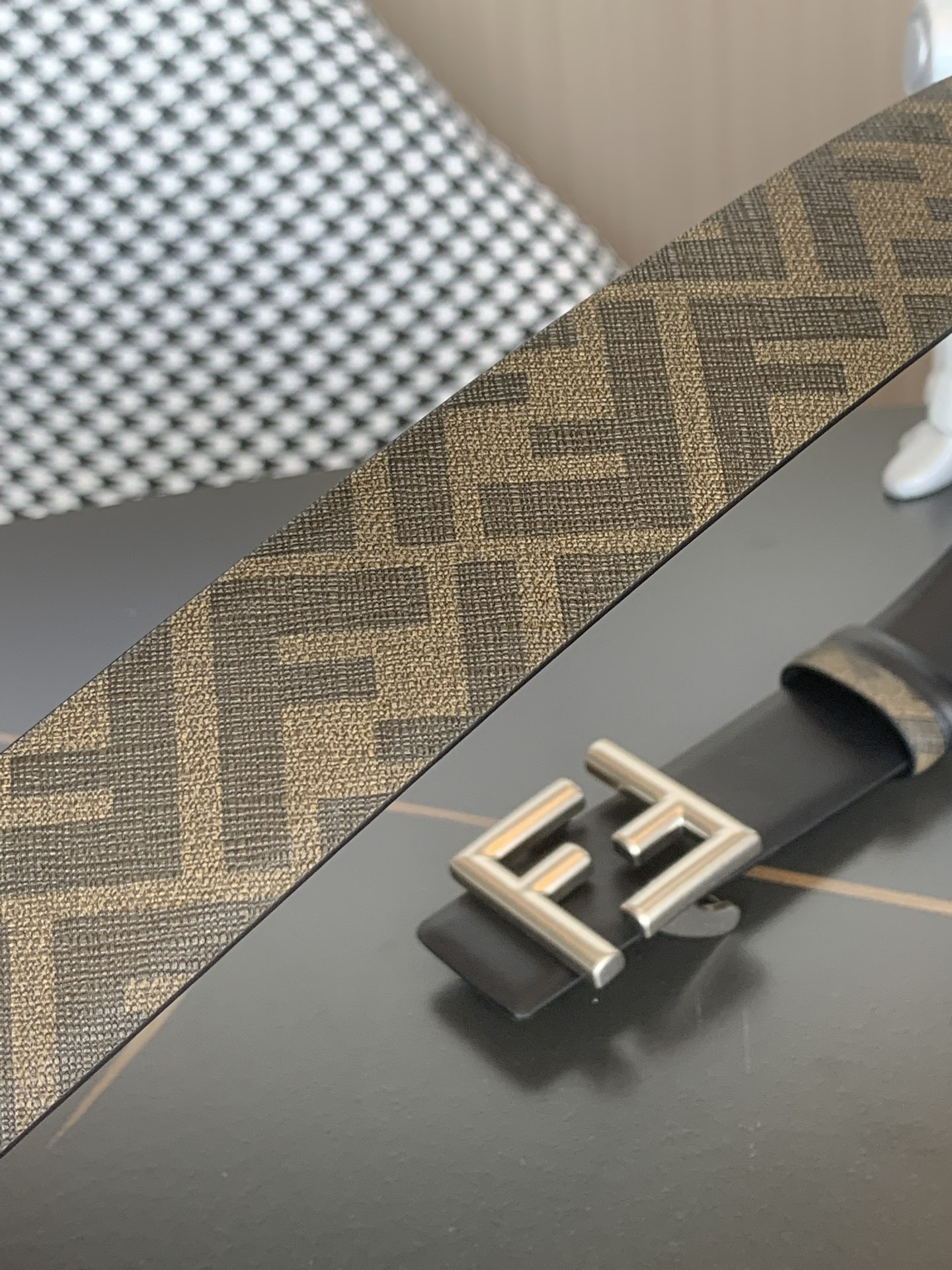 Fendi 同步礼盒 芬迪 FENDI 金双F标志 意大利进口牛皮，BAGUETTE系列 𝟑.𝟓𝐜𝐦宽度，镀钯皮带扣附链扣