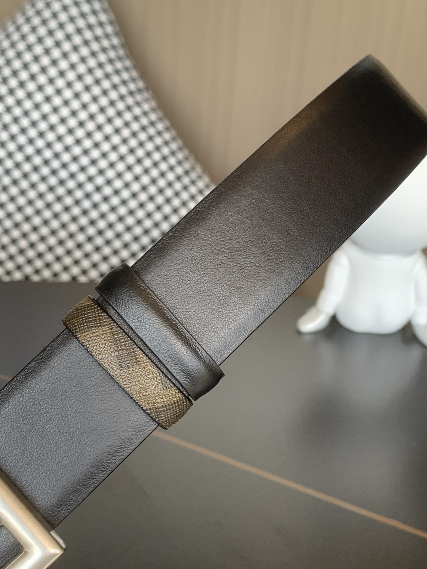 Fendi 同步礼盒 芬迪 FENDI 金双F标志 意大利进口牛皮，BAGUETTE系列 𝟑.𝟓𝐜𝐦宽度，镀钯皮带扣附链扣