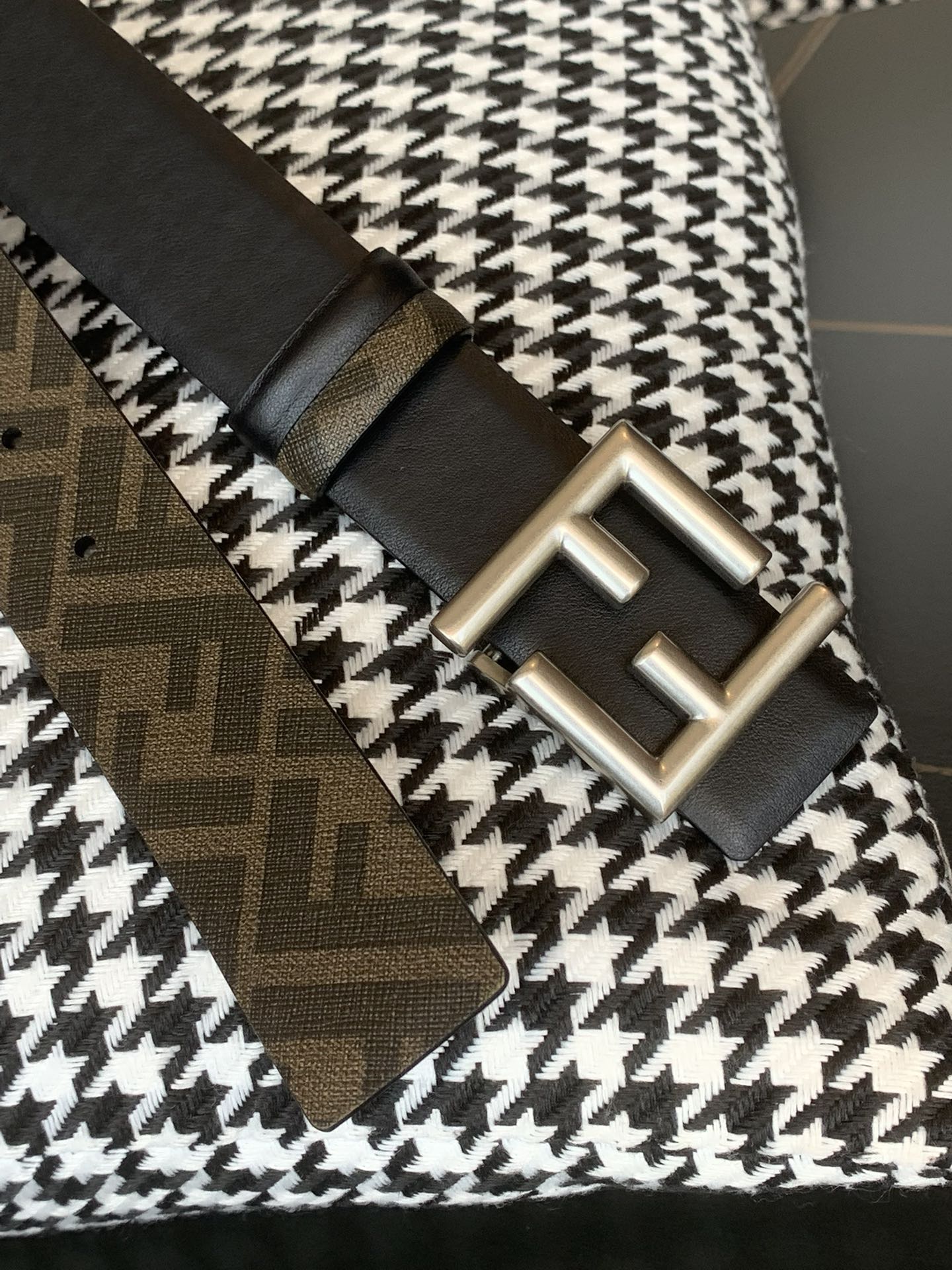 Fendi 同步礼盒 芬迪 FENDI 金双F标志 意大利进口牛皮，BAGUETTE系列 𝟑.𝟓𝐜𝐦宽度，镀钯皮带扣附链扣