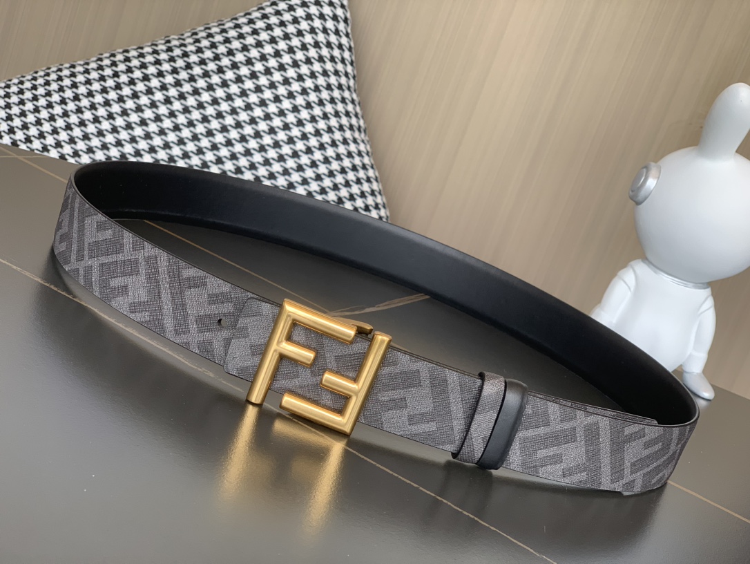 Fendi 同步礼盒 芬迪 FENDI 金双F标志 意大利进口牛皮，BAGUETTE系列 𝟑.𝟓𝐜𝐦宽度，镀钯皮带扣附链扣