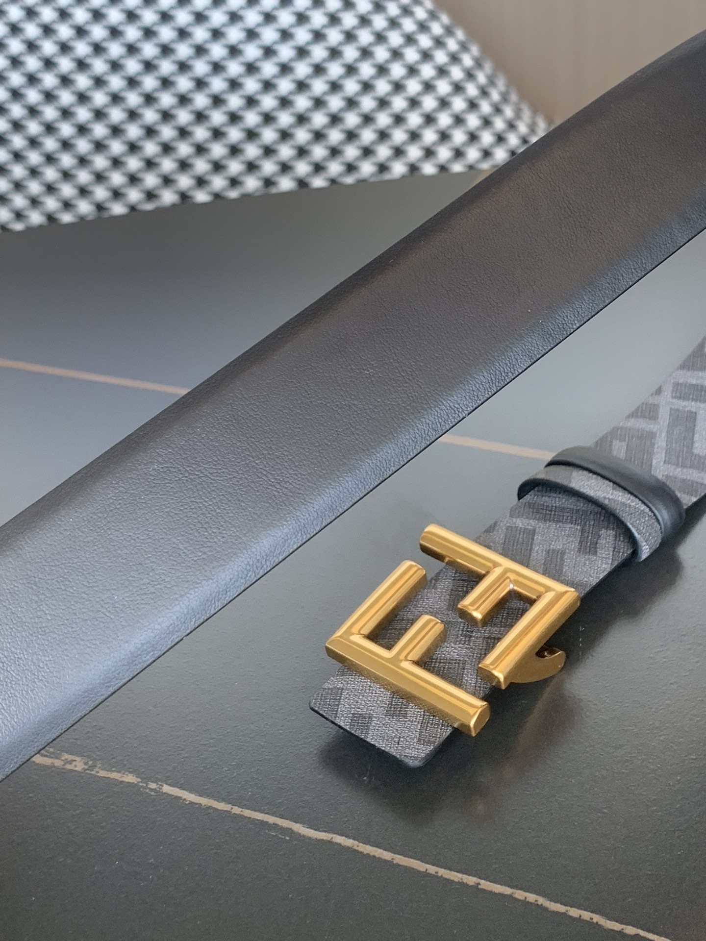 Fendi 同步礼盒 芬迪 FENDI 金双F标志 意大利进口牛皮，BAGUETTE系列 𝟑.𝟓𝐜𝐦宽度，镀钯皮带扣附链扣