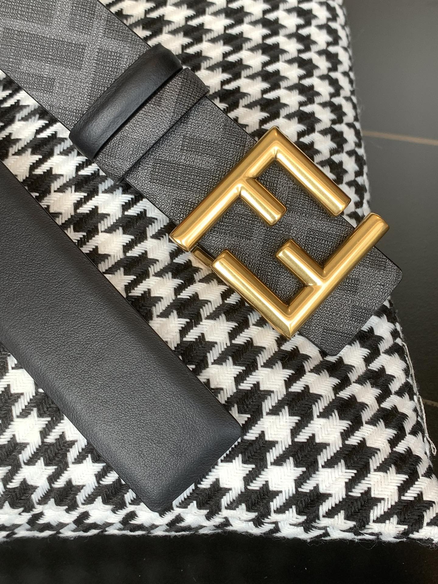 Fendi 同步礼盒 芬迪 FENDI 金双F标志 意大利进口牛皮，BAGUETTE系列 𝟑.𝟓𝐜𝐦宽度，镀钯皮带扣附链扣