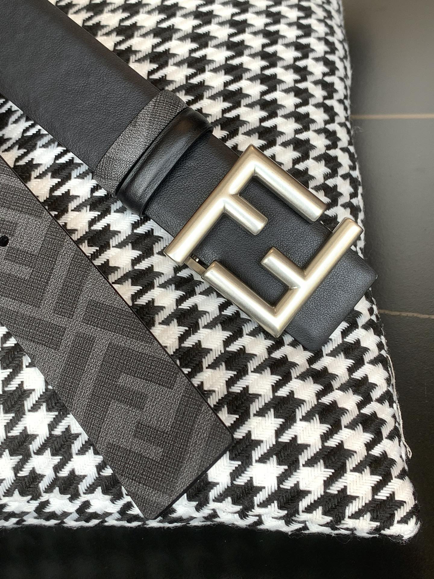 Fendi 同步礼盒 芬迪 FENDI 金双F标志 意大利进口牛皮，BAGUETTE系列 𝟑.𝟓𝐜𝐦宽度，镀钯皮带扣附链扣