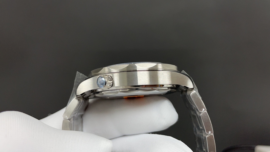 Omega 欧米茄 海马300蓝 42mm 8800机
