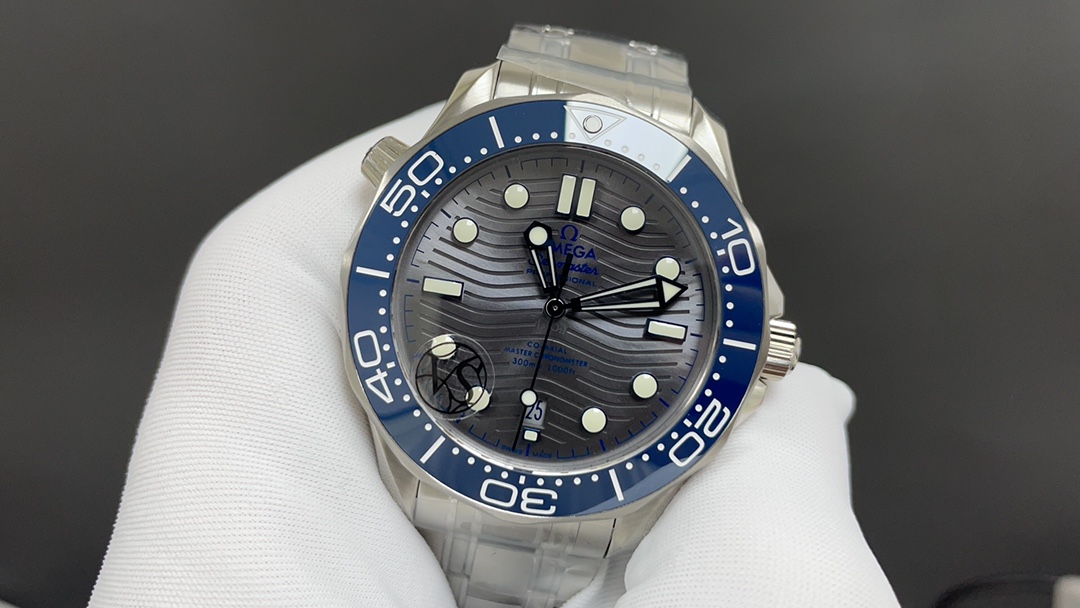 Omega 欧米茄 海马300蓝 42mm 8800机