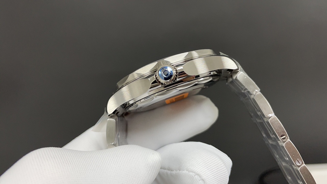 Omega 欧米茄 海马300蓝 42mm 8800机