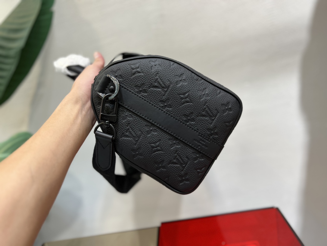 This Keepall 35 travel bag is crafted from Monogram Shadow leather - Bag 3
