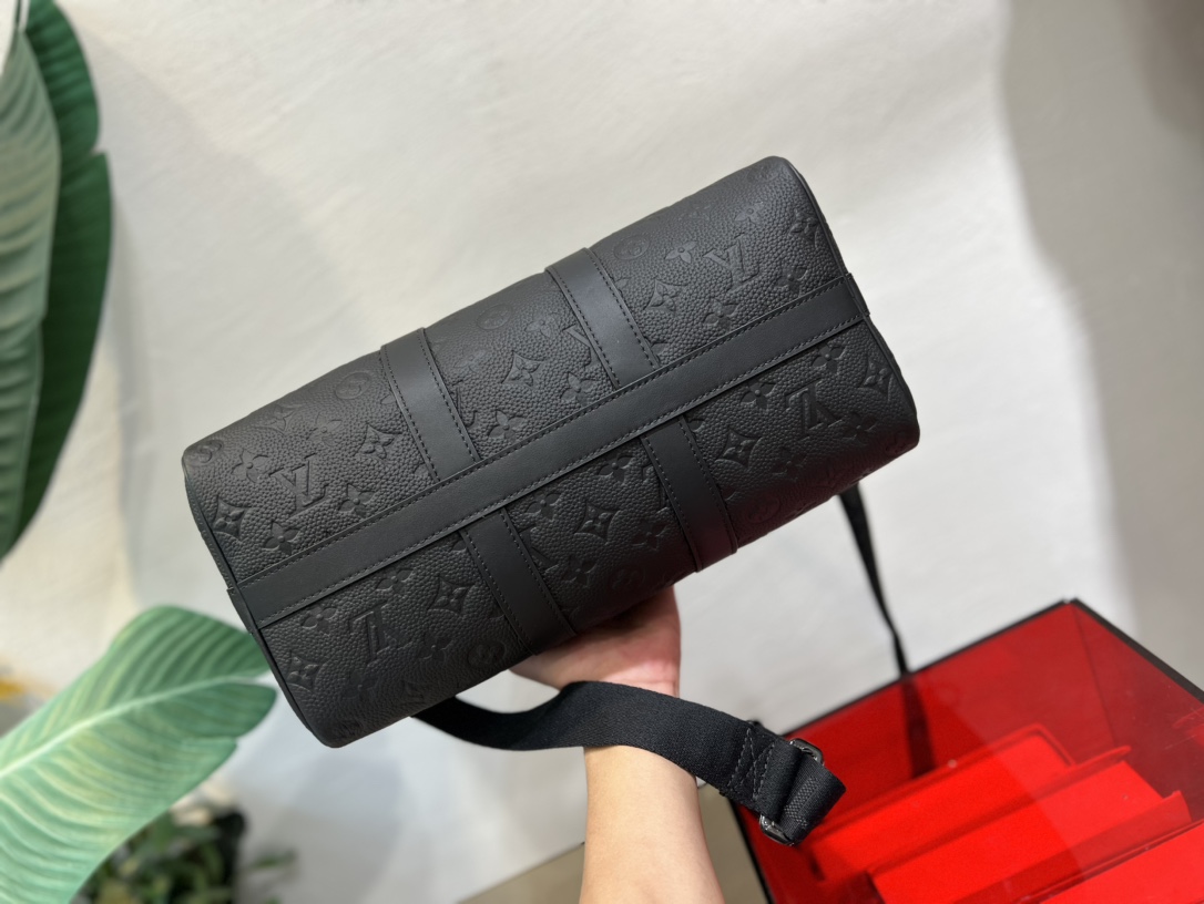 This Keepall 35 travel bag is crafted from Monogram Shadow leather - Bag 4