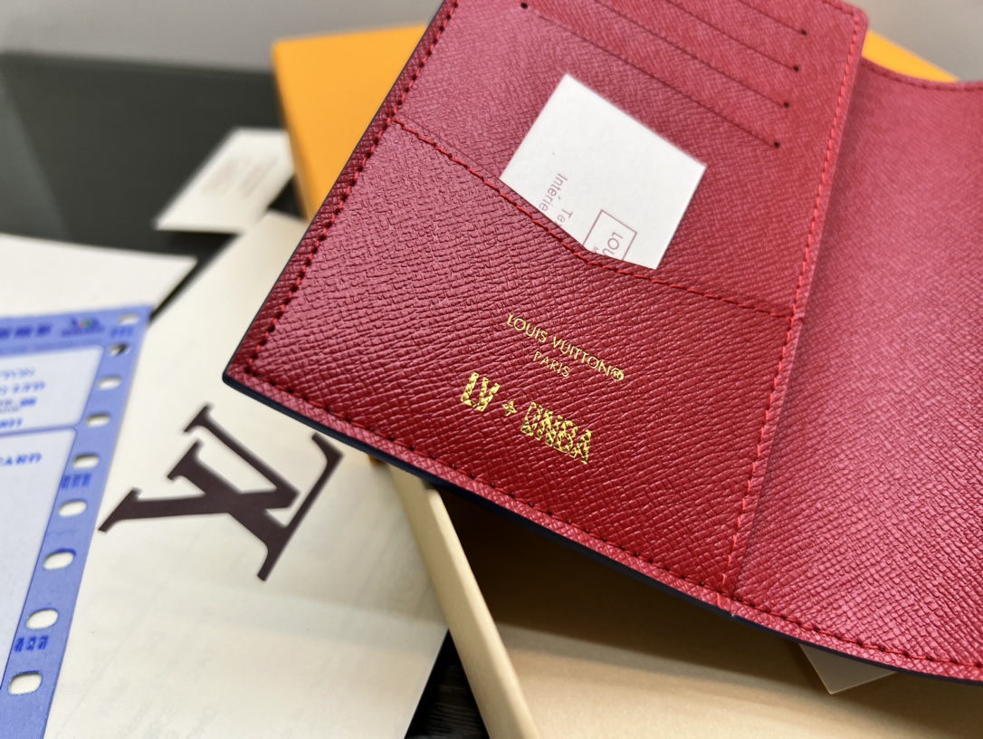 Leather passport holder gift packaging
