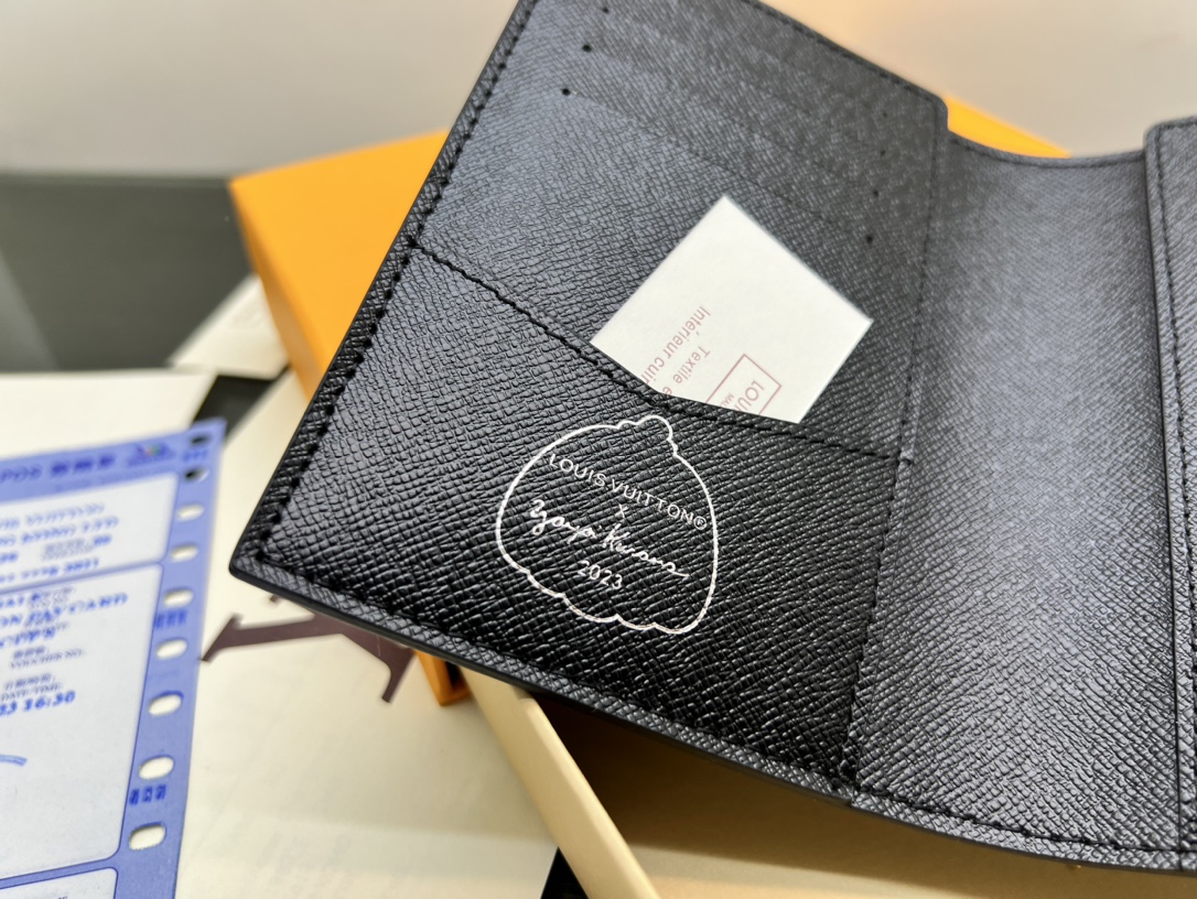 Passport holder gift packaging
