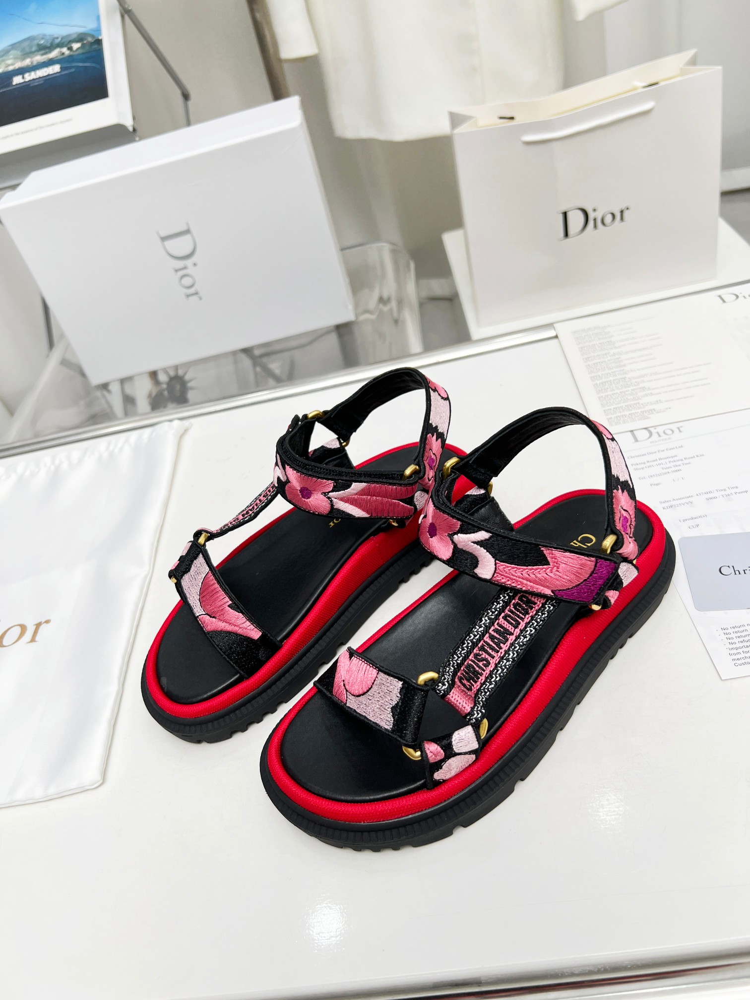 NO:165170,Dior's latest spring and summer Velcro sandals, many celebrity celebrity grass, classic design, Dior LOGO hardware embellishment, super beautiful and versatile, very soft on the feet. Size: 35-40 (41/42 custom-made, sandals, dior, dior, sandals19860909Dior迪奥春夏最新款魔术贴凉鞋、超多明星网红种草、经典的版型设计上迪奥LOGO五金点缀、超好看超百搭、上脚非常柔软. 码数:35-40（41/42定可定做,凉鞋,dior,dior,sandals,Women's Shoes