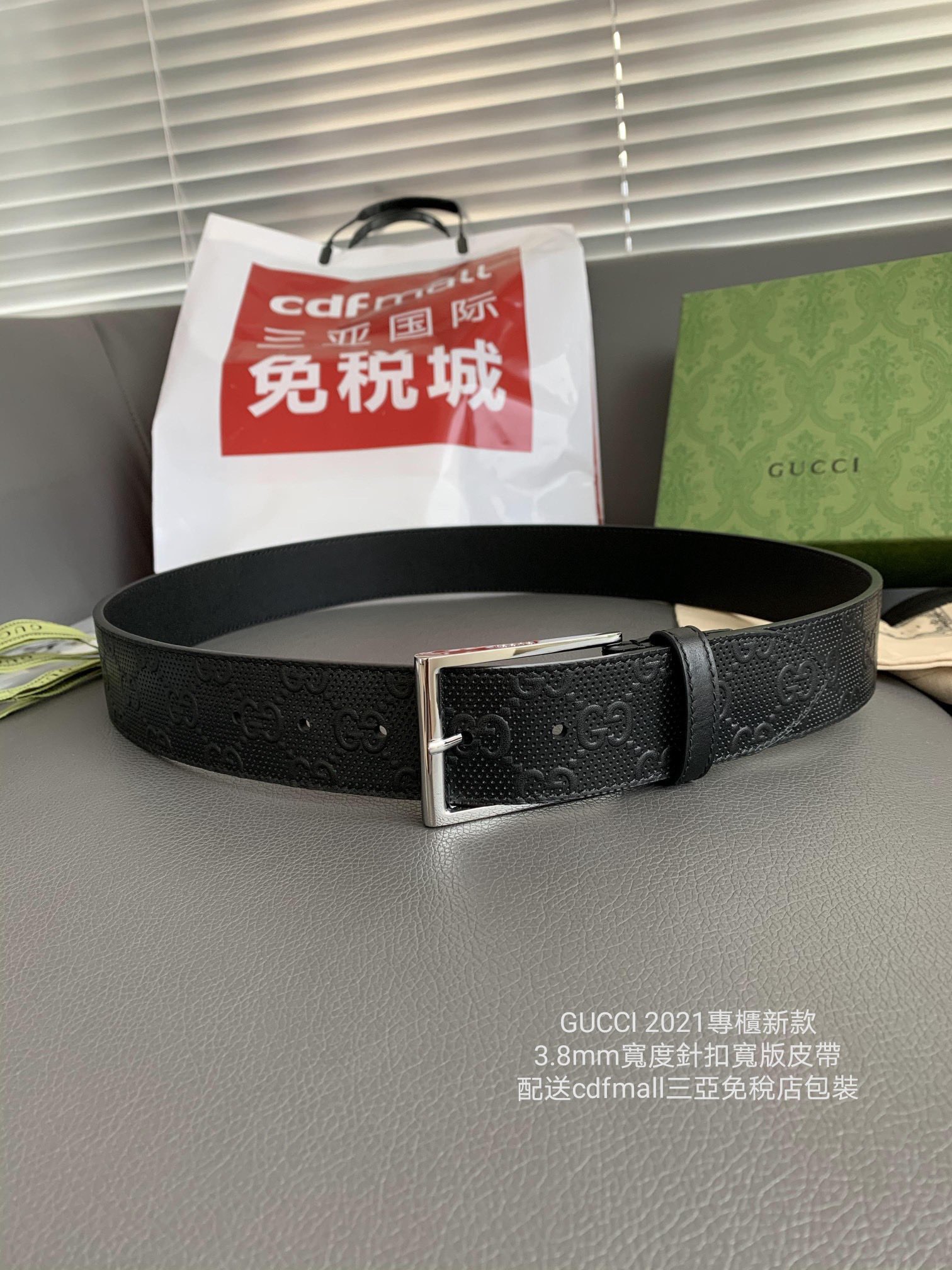 Gucci 采用新的冲孔印花元素 简约风針扣寬版皮帶 𝟑.𝟖𝐜𝐦