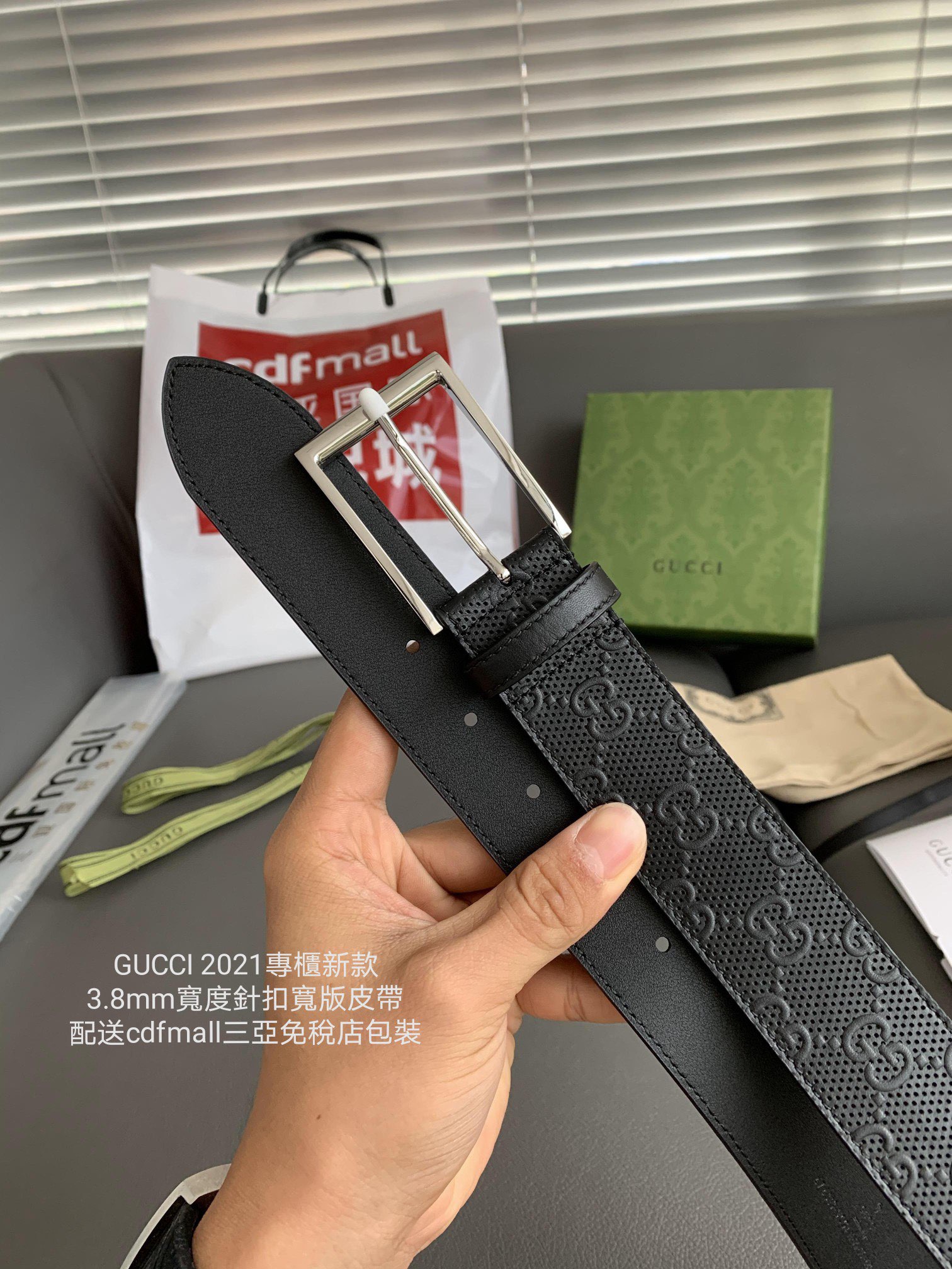 Gucci 采用新的冲孔印花元素 简约风針扣寬版皮帶 𝟑.𝟖𝐜𝐦