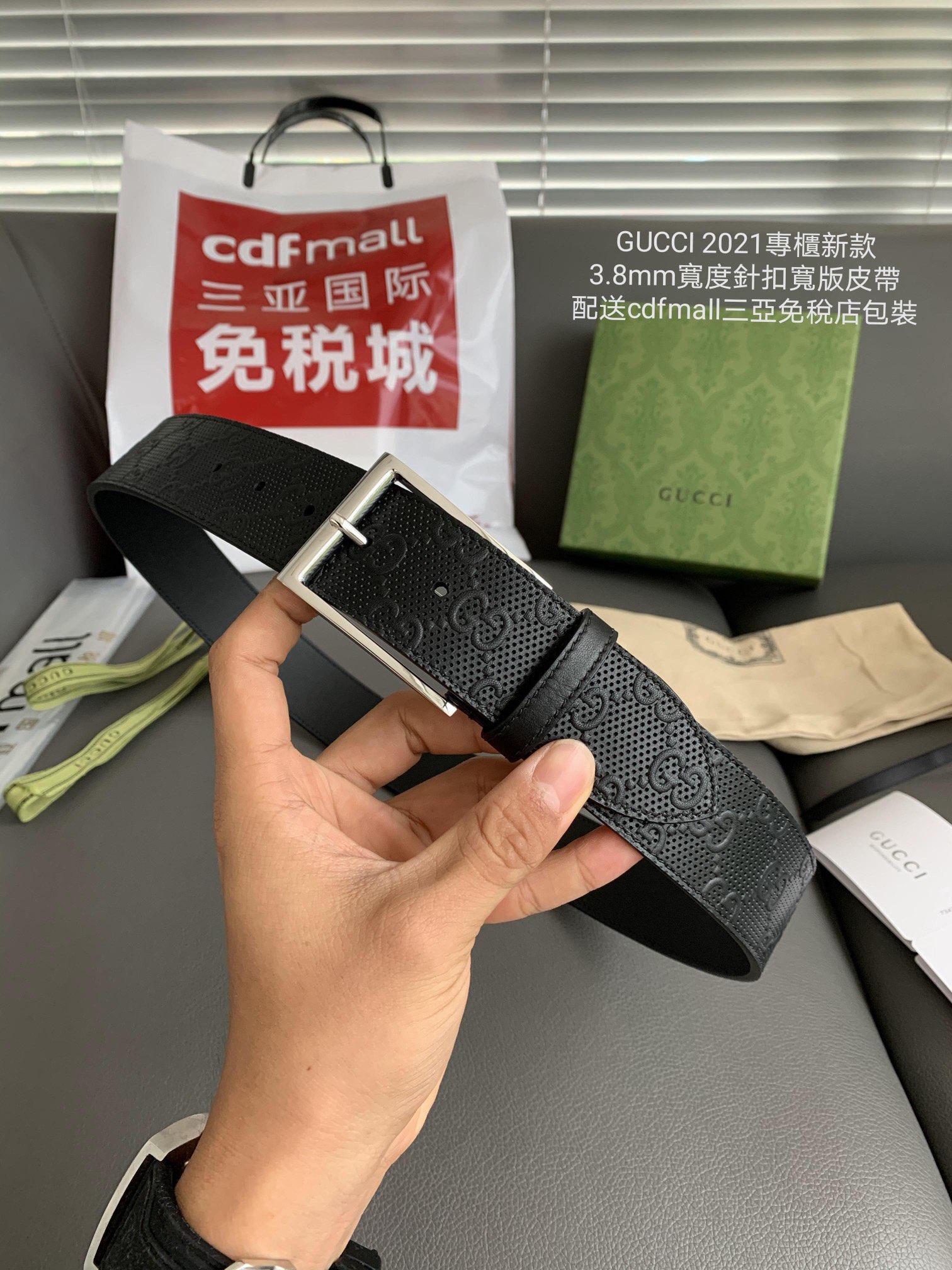 Gucci 采用新的冲孔印花元素 简约风針扣寬版皮帶 𝟑.𝟖𝐜𝐦