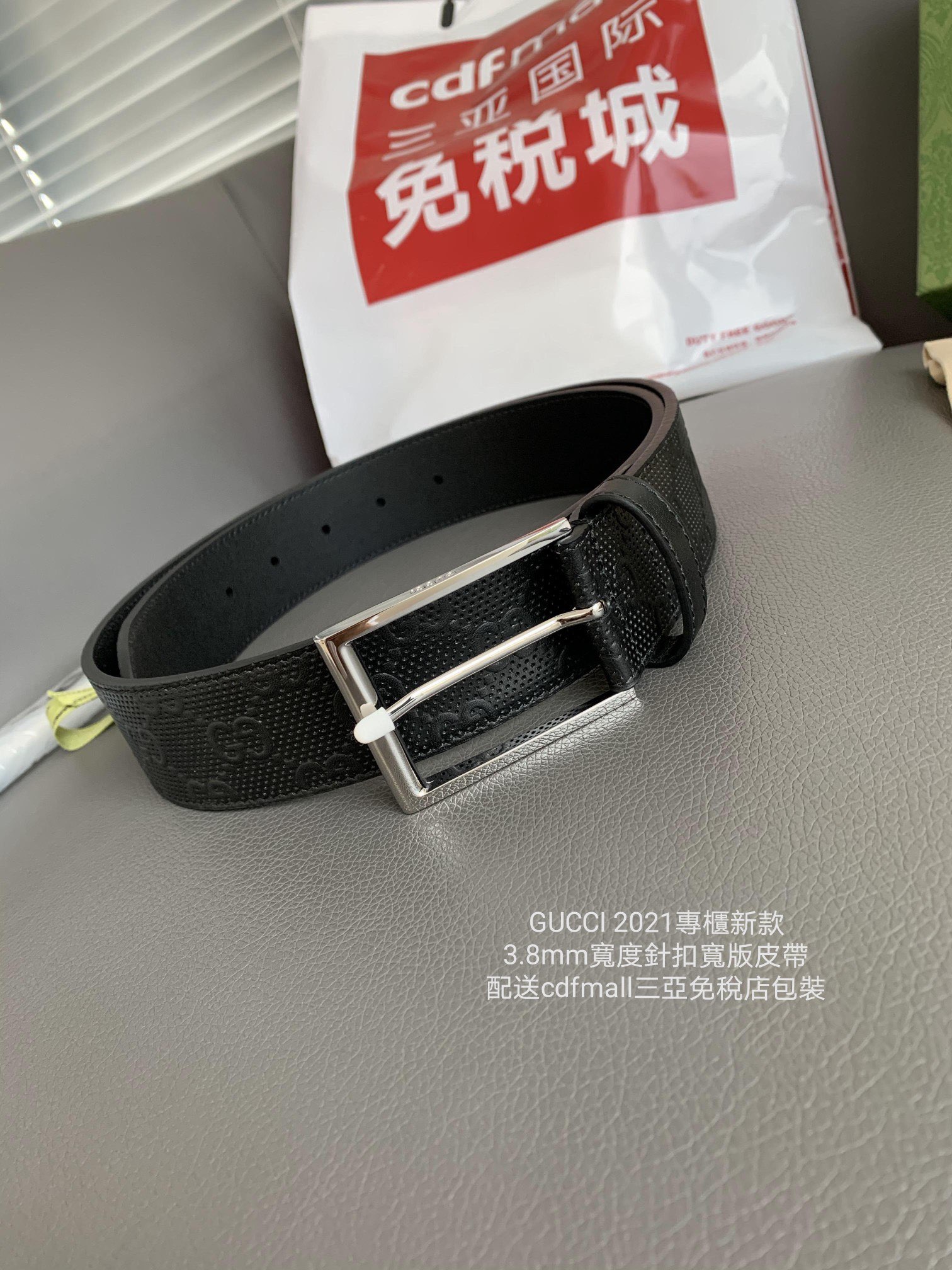 Gucci 采用新的冲孔印花元素 简约风針扣寬版皮帶 𝟑.𝟖𝐜𝐦