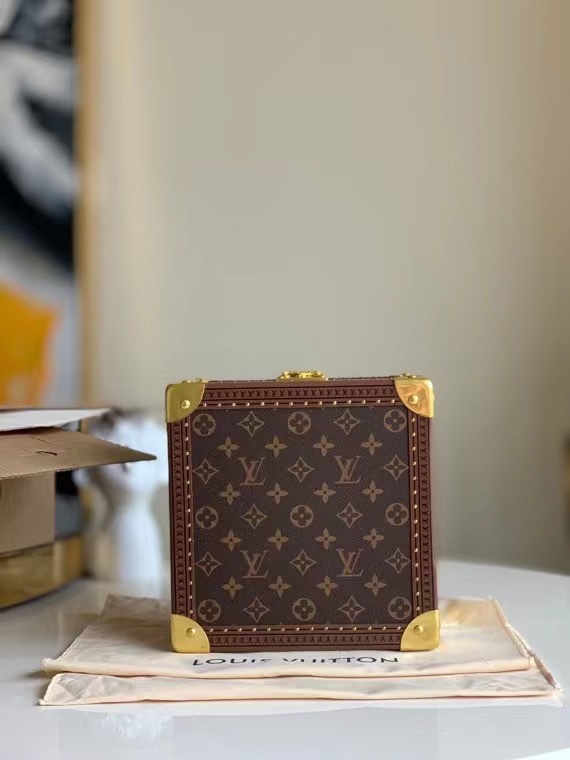 Joyero / Estuche para accesorios. Con estampado monogram y color albaricoque. Se puede clasificar y almacenar anillos, …