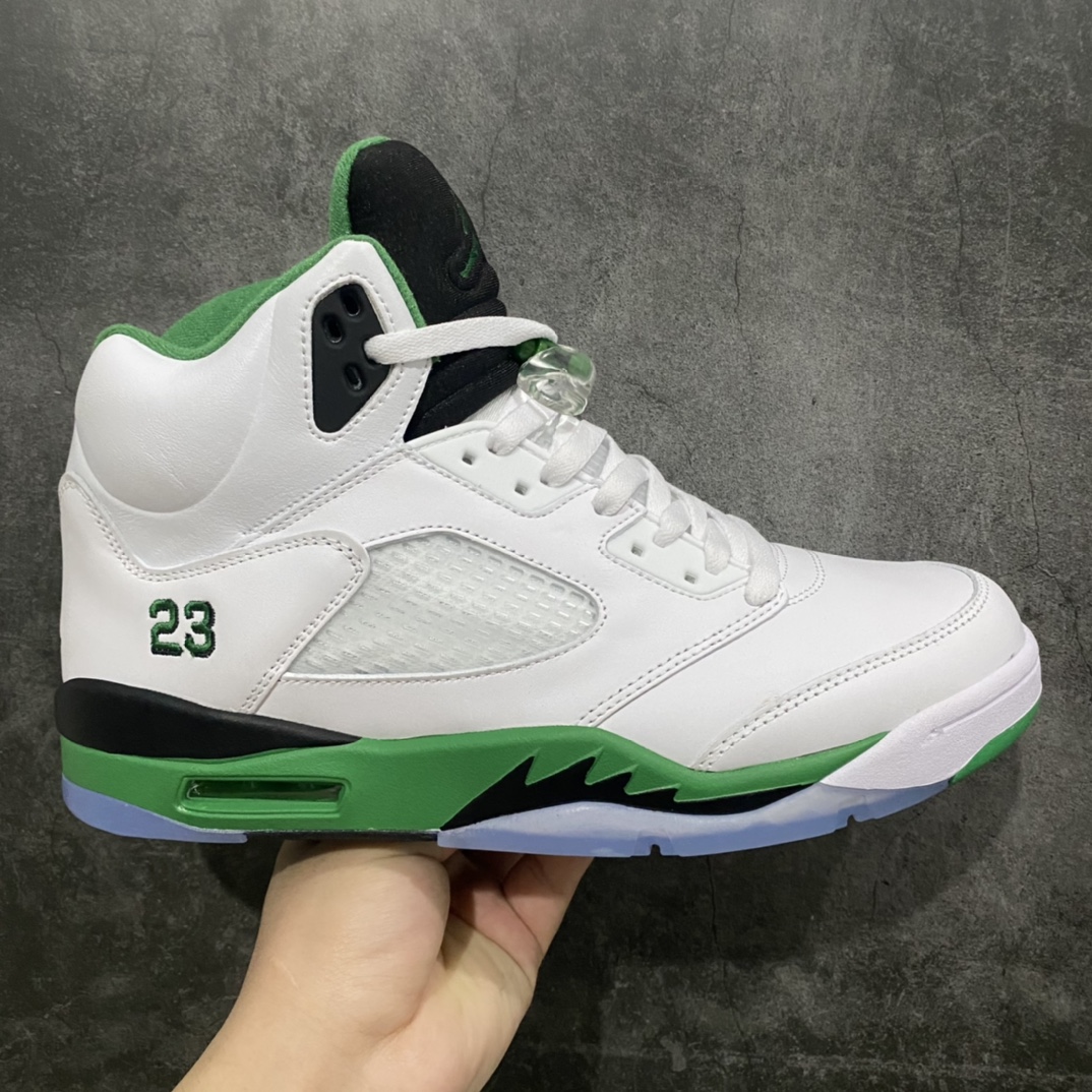 Air Jordan AJ5 WMNS \”Lucky Green\”凯尔特人白绿 货号：DD9336-103鞋身整体以皮革覆盖，配色方面以大面积白色呈现，搭配黑色鞋舌、中底以及绿色细节点缀。整体颜值十分亮眼。鞋底也采用水晶外底设计，整体配色设计与\”凯尔特人\”十分相似！nSIZE：40 40.5 41 42 42.5 43 44 44.5 45 46 47.5-莆田鞋批发中心