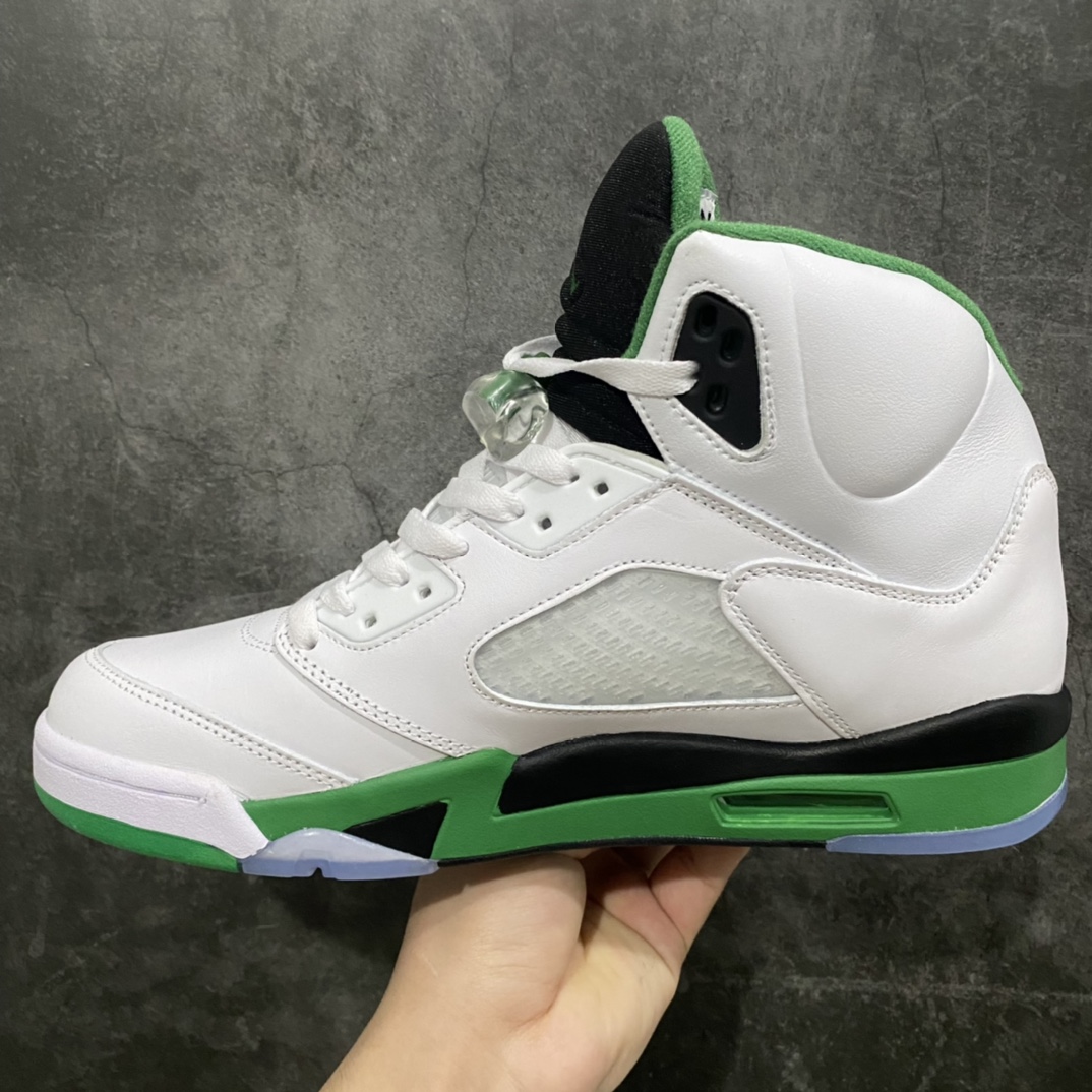 图片[2]-Air Jordan AJ5 WMNS \”Lucky Green\”凯尔特人白绿 货号：DD9336-103鞋身整体以皮革覆盖，配色方面以大面积白色呈现，搭配黑色鞋舌、中底以及绿色细节点缀。整体颜值十分亮眼。鞋底也采用水晶外底设计，整体配色设计与\”凯尔特人\”十分相似！nSIZE：40 40.5 41 42 42.5 43 44 44.5 45 46 47.5-莆田鞋批发中心