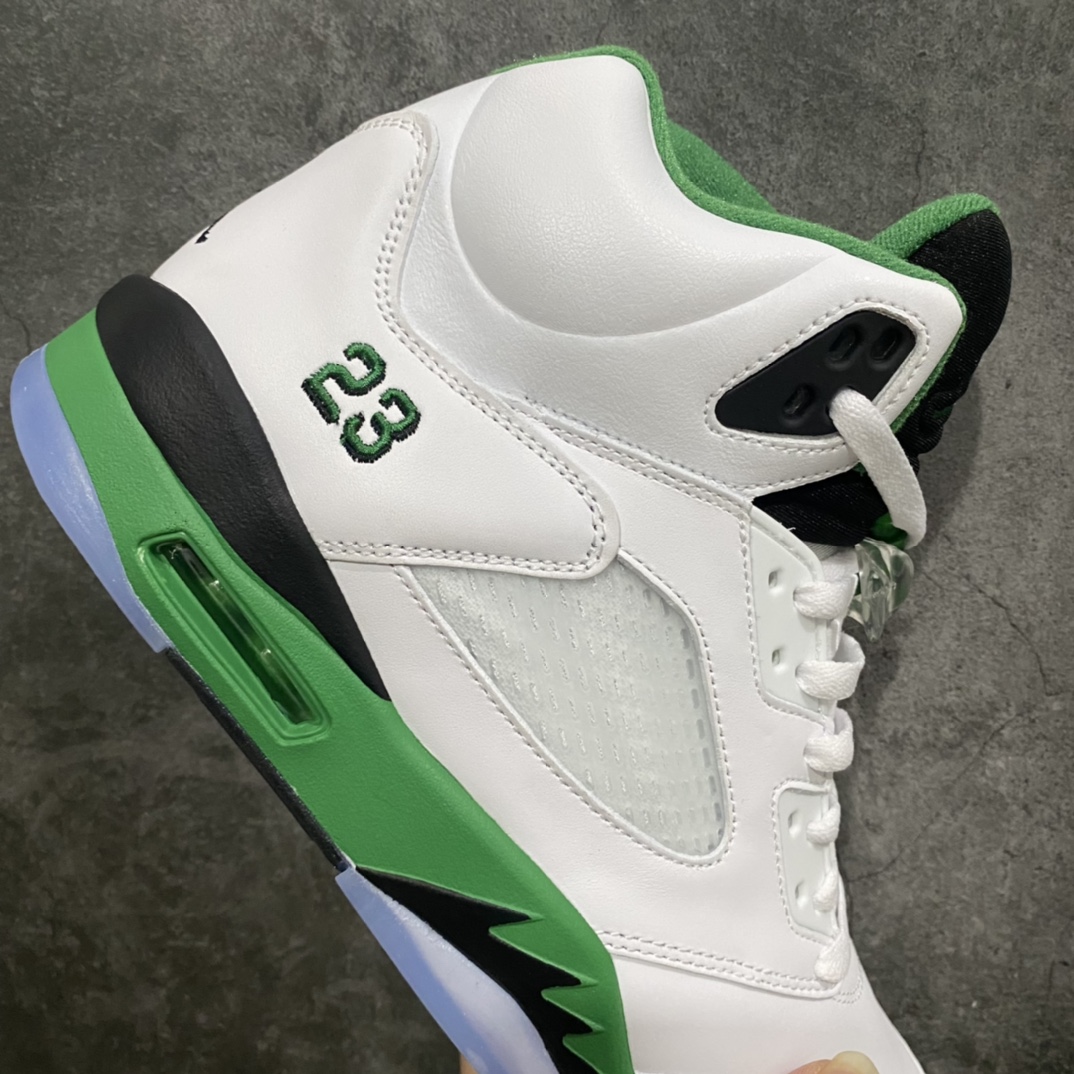 图片[7]-Air Jordan AJ5 WMNS \”Lucky Green\”凯尔特人白绿 货号：DD9336-103鞋身整体以皮革覆盖，配色方面以大面积白色呈现，搭配黑色鞋舌、中底以及绿色细节点缀。整体颜值十分亮眼。鞋底也采用水晶外底设计，整体配色设计与\”凯尔特人\”十分相似！nSIZE：40 40.5 41 42 42.5 43 44 44.5 45 46 47.5-莆田鞋批发中心