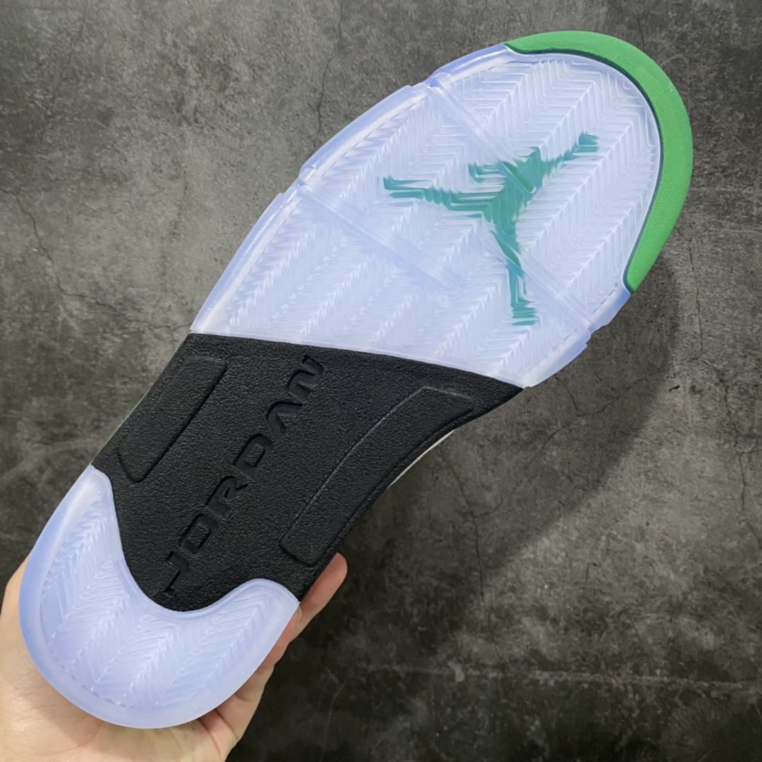 图片[9]-Air Jordan AJ5 WMNS \”Lucky Green\”凯尔特人白绿 货号：DD9336-103鞋身整体以皮革覆盖，配色方面以大面积白色呈现，搭配黑色鞋舌、中底以及绿色细节点缀。整体颜值十分亮眼。鞋底也采用水晶外底设计，整体配色设计与\”凯尔特人\”十分相似！nSIZE：40 40.5 41 42 42.5 43 44 44.5 45 46 47.5-莆田鞋批发中心