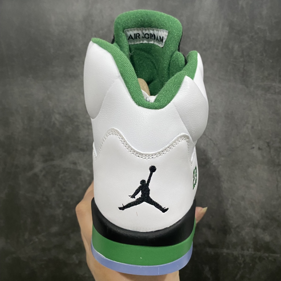 图片[4]-Air Jordan AJ5 WMNS \”Lucky Green\”凯尔特人白绿 货号：DD9336-103鞋身整体以皮革覆盖，配色方面以大面积白色呈现，搭配黑色鞋舌、中底以及绿色细节点缀。整体颜值十分亮眼。鞋底也采用水晶外底设计，整体配色设计与\”凯尔特人\”十分相似！nSIZE：40 40.5 41 42 42.5 43 44 44.5 45 46 47.5-莆田鞋批发中心