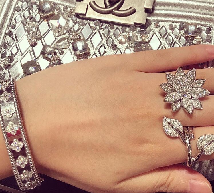 NO:635491,Wide kaleidoscope white gold bracelet, standard for the hands of famous ladies, wearing pictures for reference, recommended for self-retention, bracelet, Cartier high-end jewelry19860909宽版万花筒白金手镯 名媛白富美人手标配 佩戴图参考 自留款推荐,,bracelet,卡迪亚高端饰品,Jewelry