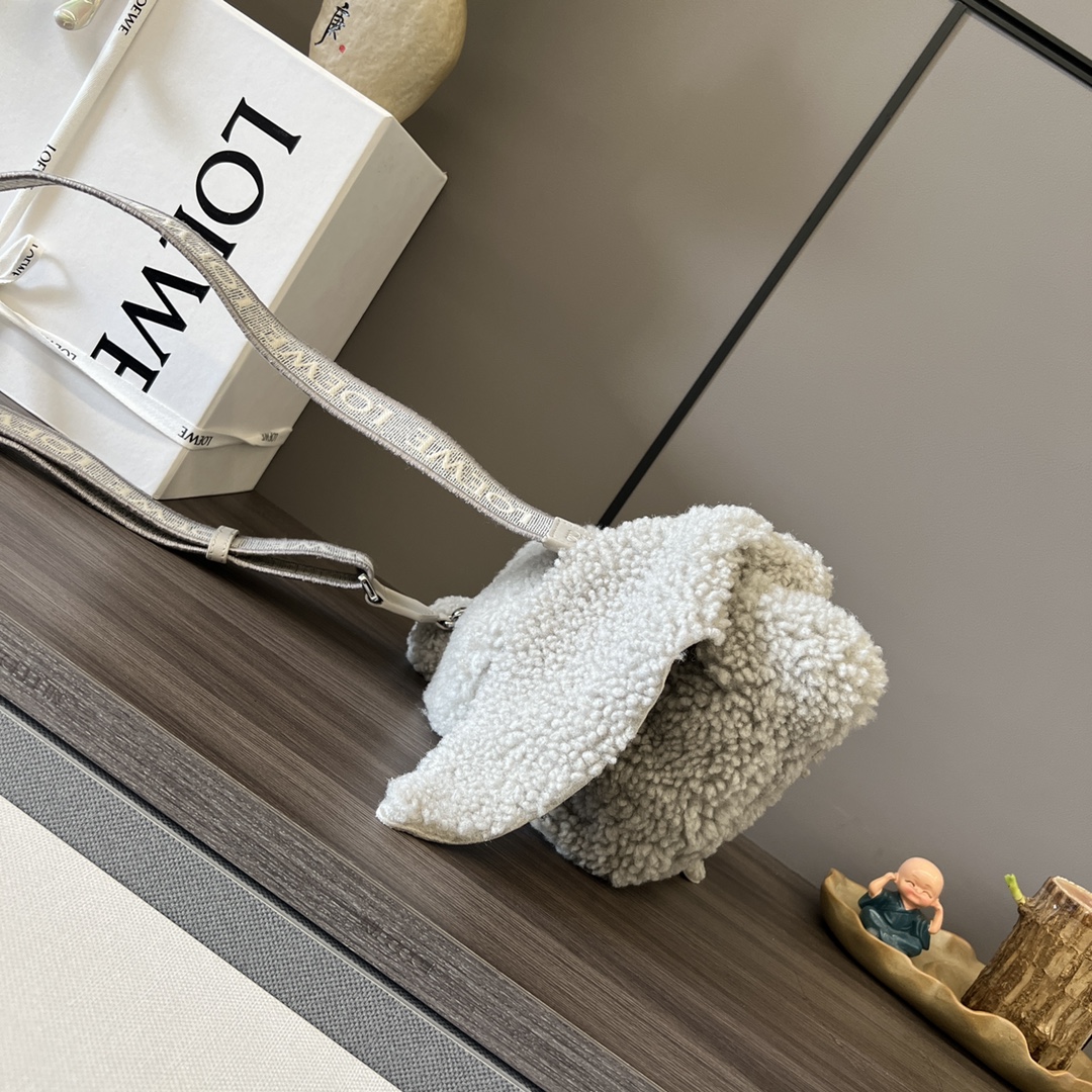 NO:191964,LOw sheep fur rabbit bag with pom pom pom tail, top zipper and removable Loe*we jacquard and Lulux strap. Shoulder or crossbody, removable and adjustable jacquard strap* size: 18*9*16.5CM Model 522240 (with full package), bunny bag hair rabbit, loewe19860909LOw羊毛皮兔子包饰有绒球尾巴、顶部拉链和可拆卸Loe*we提花和卢勒克斯肩带.肩背或斜挎,可拆卸和可调节提花肩带* size:18*9*16.5CM 型号522240（配全套包装）,bunny bag毛兔,loewe,Bag