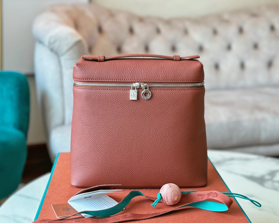 NO:187079,Superior loro piana Nouo Pianya Backpack (top all-steel version) Italian imported calfskin, brick red, silver buckle, original imported all-steel hardware, pair of zp Size: 23×21×8 cm, DG, Dolce&Gabbana, loro piana, cowhide19860909特级 loro piana诺悠翩雅 双肩包（顶级全钢版本） 意大利原厂进口小牛皮 砖红色 银扣 原厂进口全钢五金 对版zp 尺寸 : 23×21×8 cm,DG,Dolce&Gabbana,loro piana,cowhide,Bag